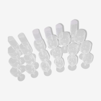 Ensemble de 24 verres en cristal d'Arques gravés modèle Matignon