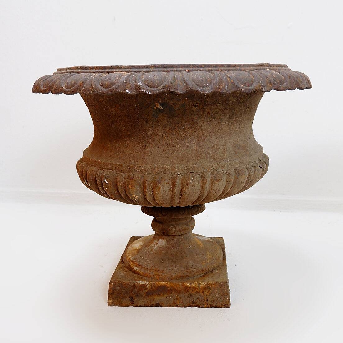 Pair of Medici cast iron planters - Late 19th century