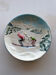 Assiette décorative en céramique de Vallauris – Scène de ski en relief