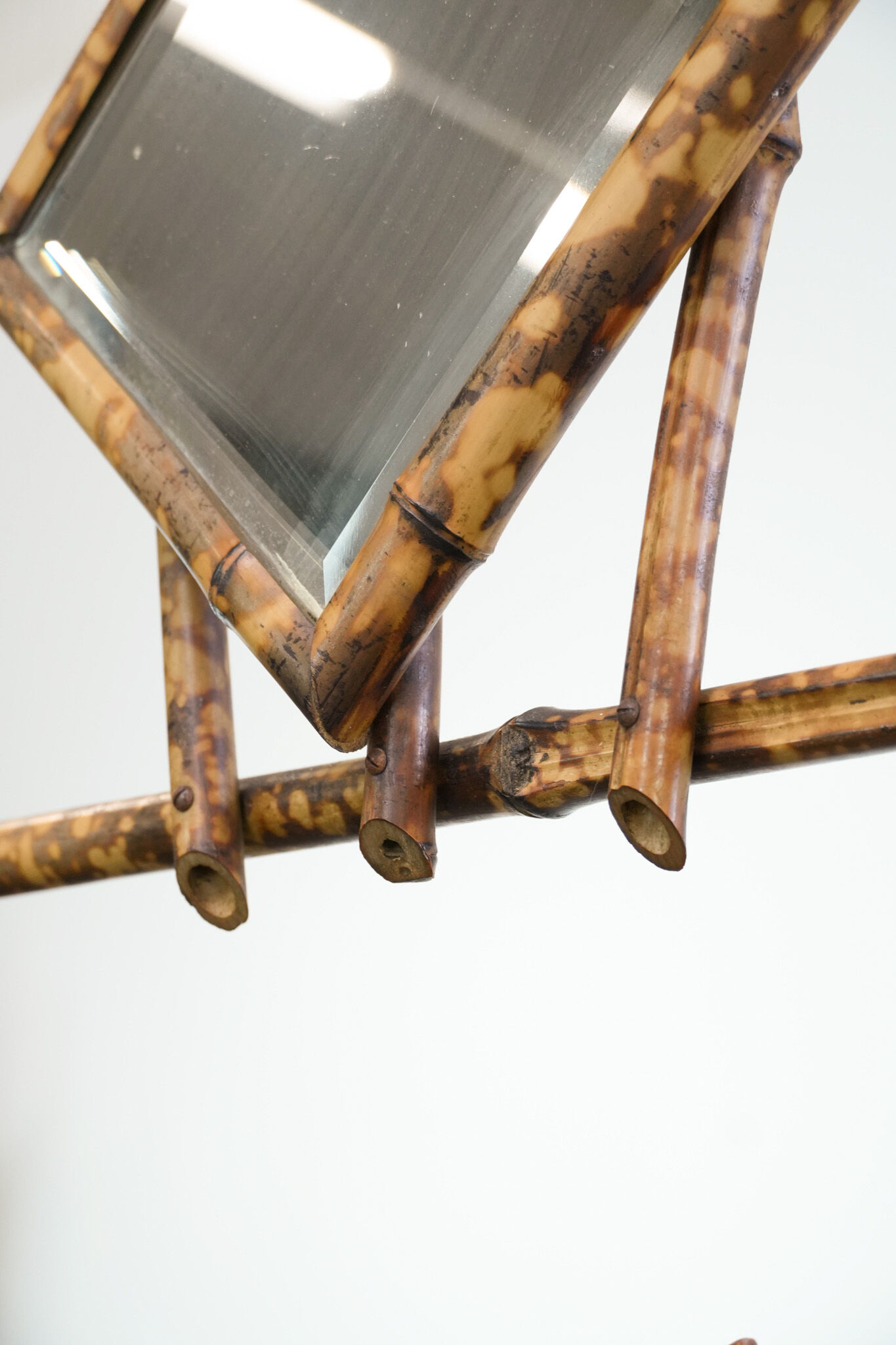 Porte-manteau ancien français en bambou, avec miroir et porte-parapluie.