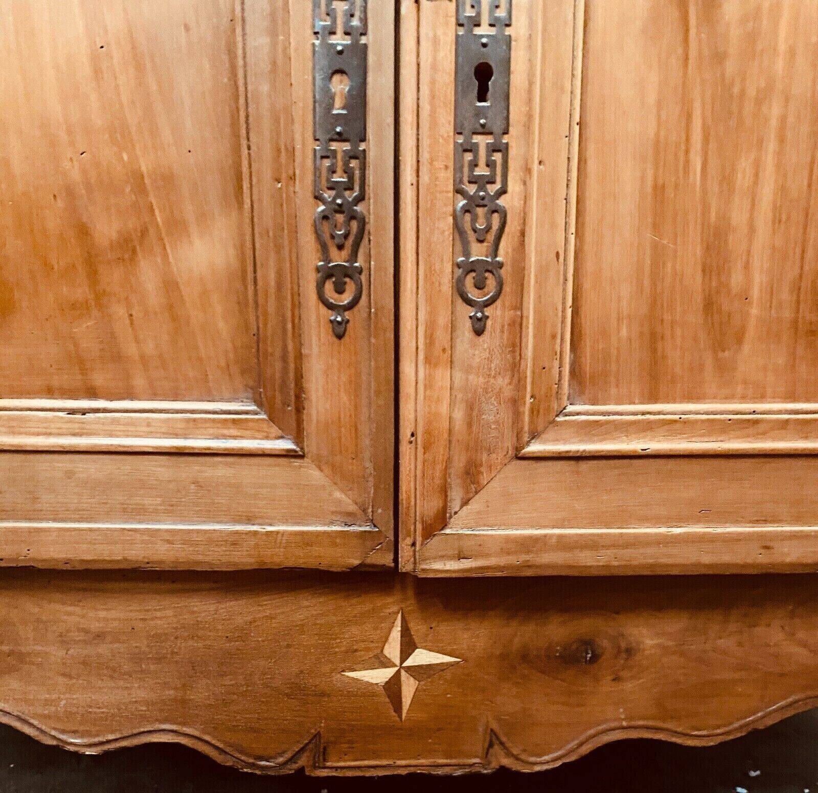 Buffet deux corps de style Louis XV en noyer massif XX siècle