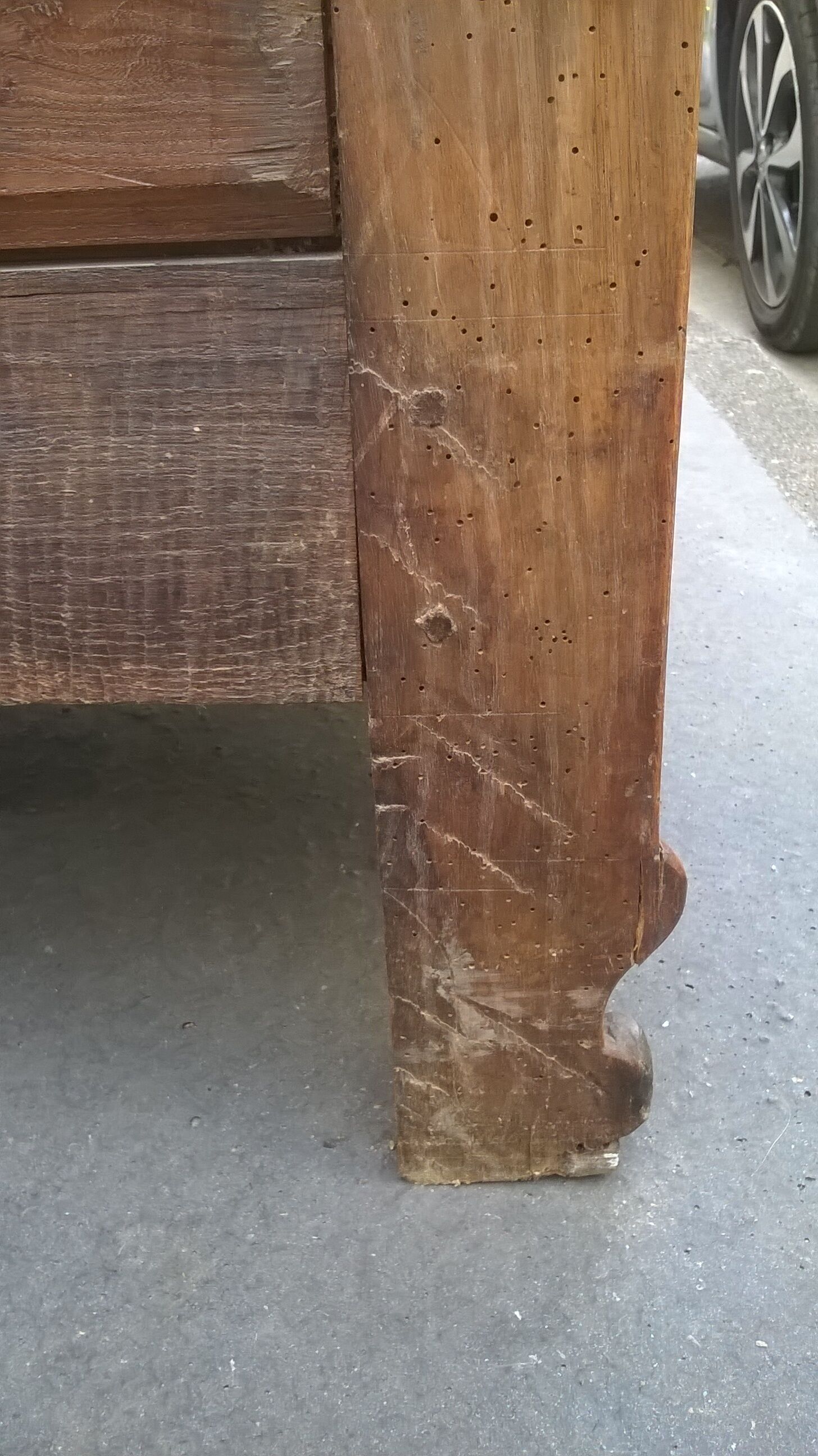 Commode arbalète en noyer XVlle, Louis XV