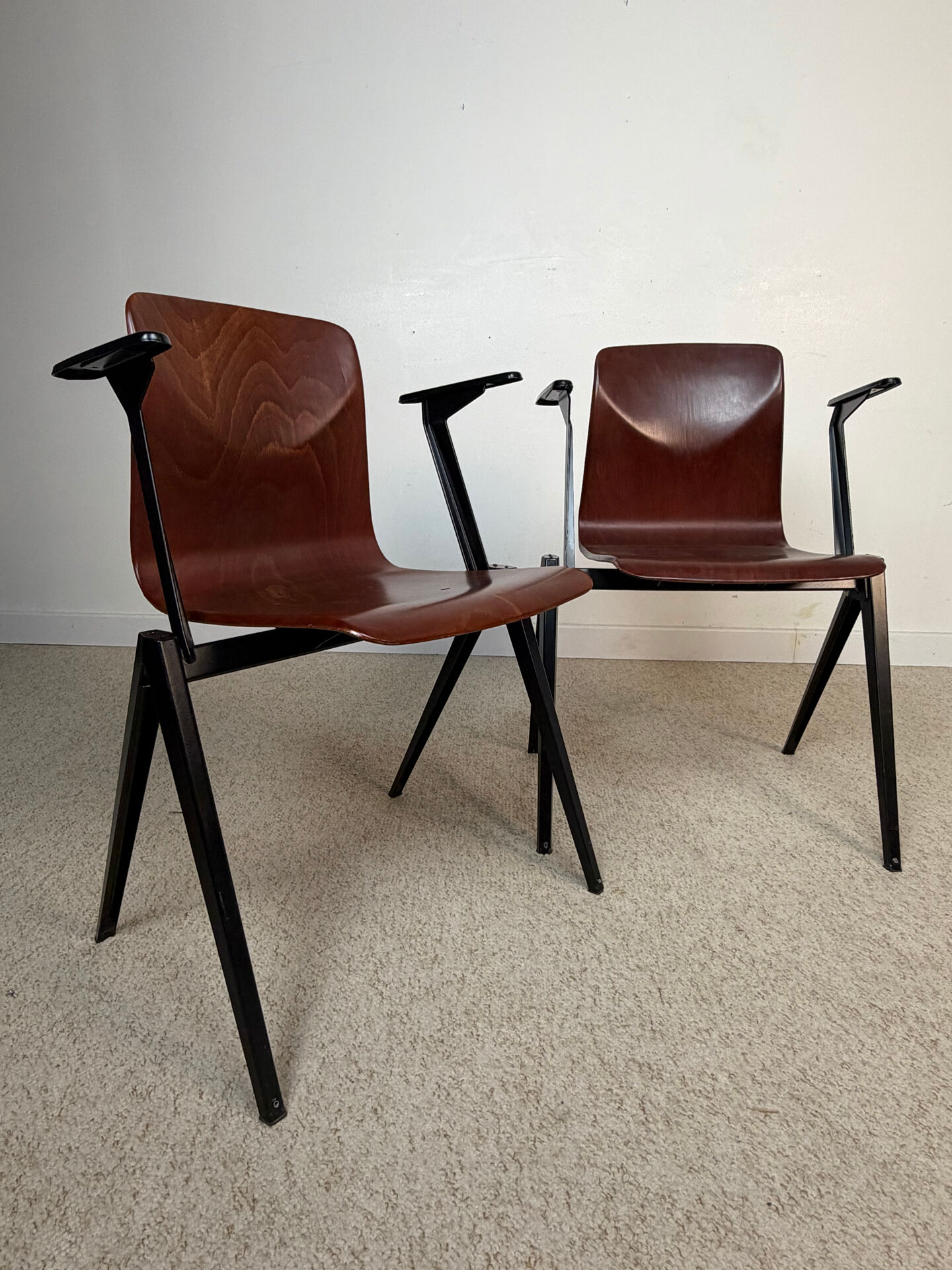 Paire de chaises éditées par Cartel de Belleville.