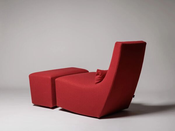 Fauteuil à bascule et repose-pieds en laine rouge par Ligne Roset, France