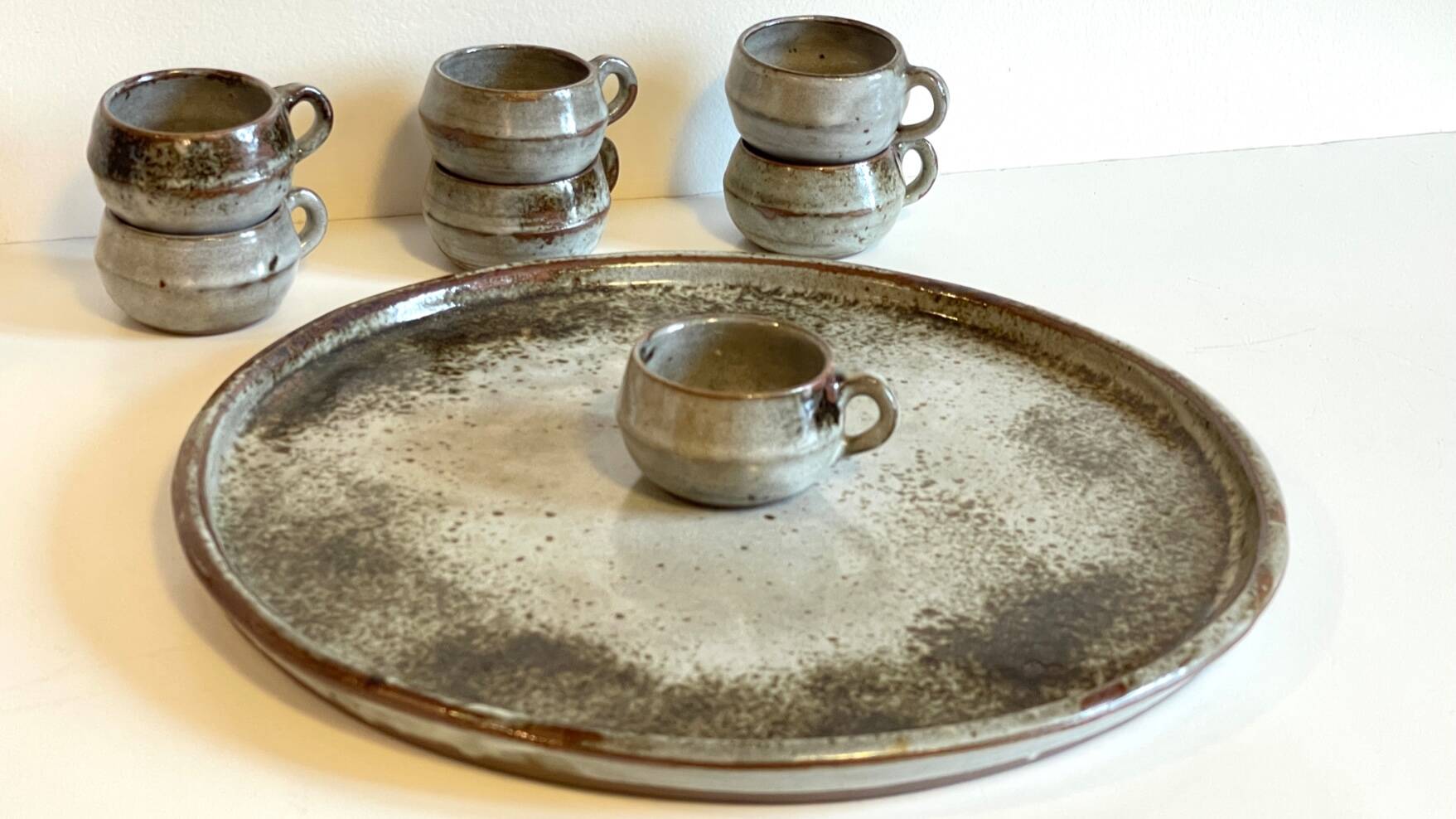 Enamelled stoneware tray and its 7 cups