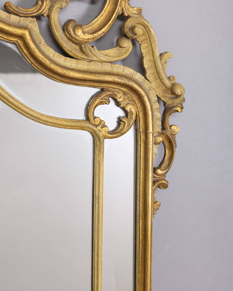 MIROIR MURAL DU DÉBUT DU XXE SIÈCLE EN BOIS DORÉ DE STYLE BAROQUE