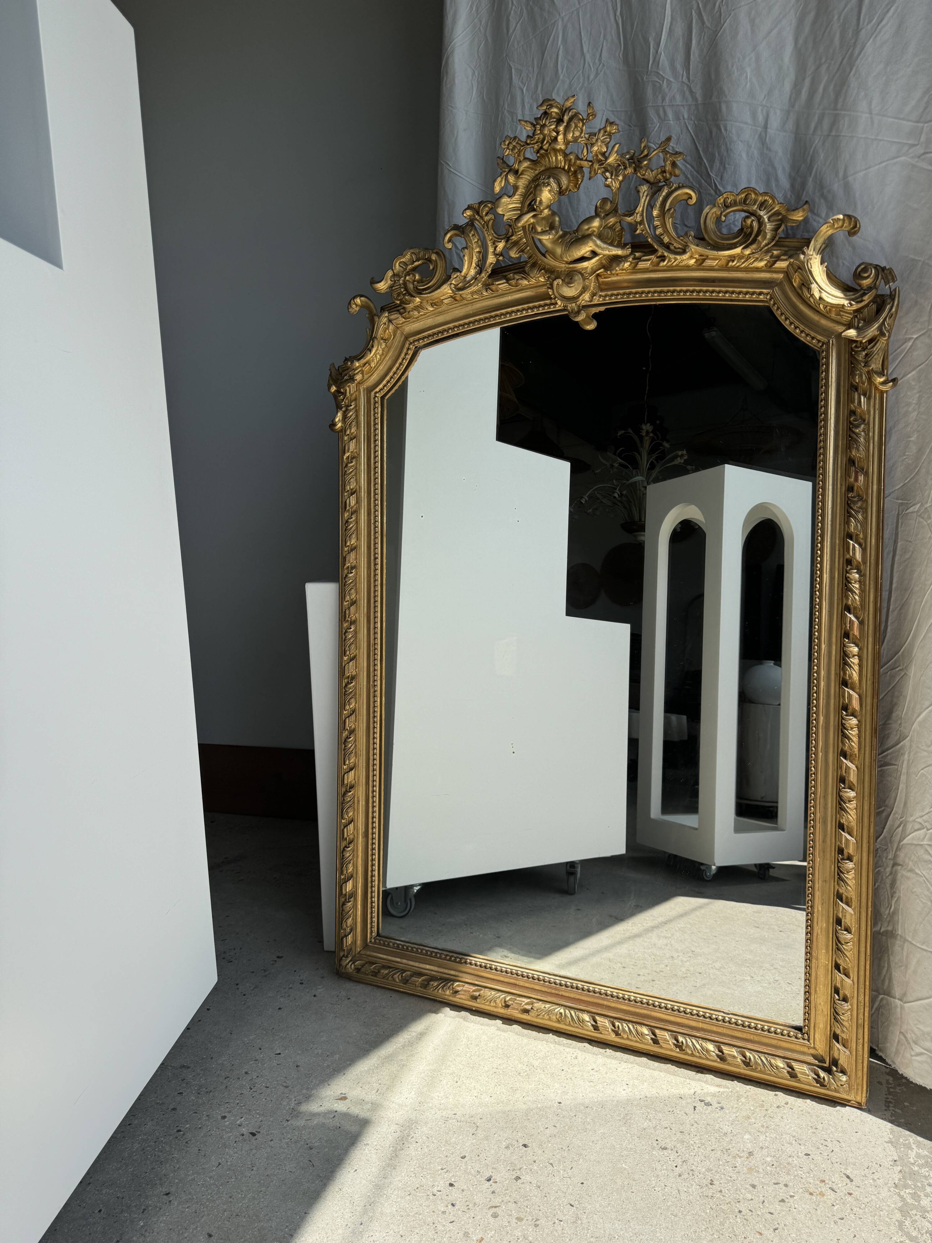 Large gilded mirror with acanthus leaf pediment H150 L98