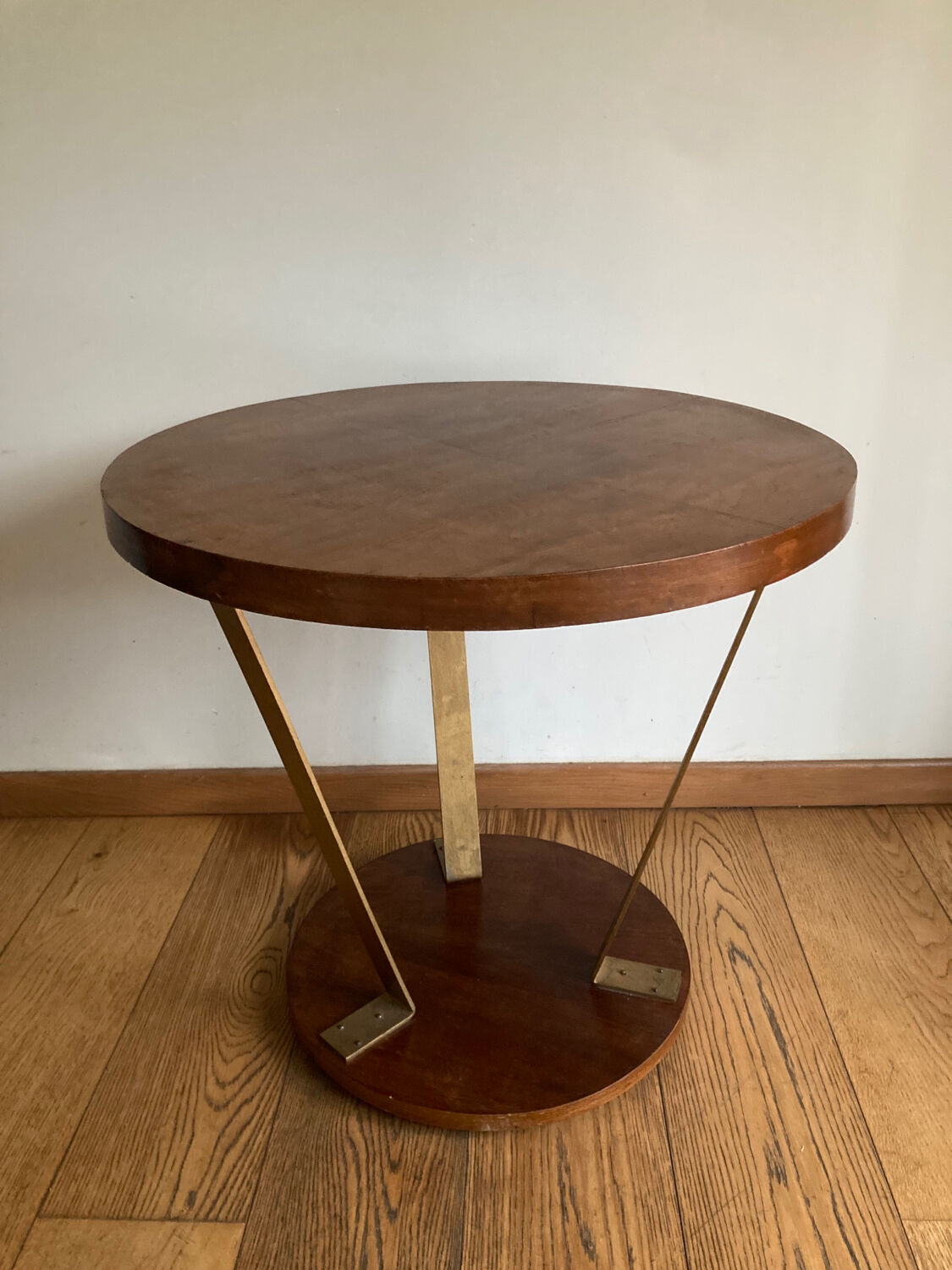 Round pedestal table