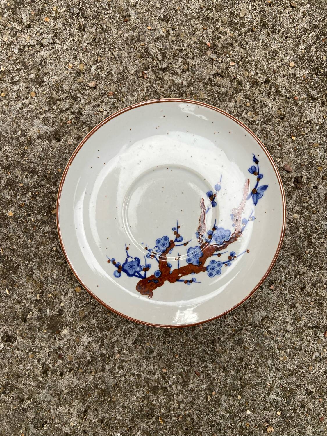 3 assiettes en grès fleuri