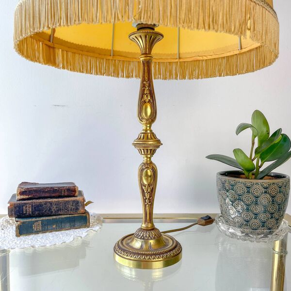 Lampe de style Louis XVI en bronze doré avec abat-jour jaune à franges – lampe ancienne élégante vintage