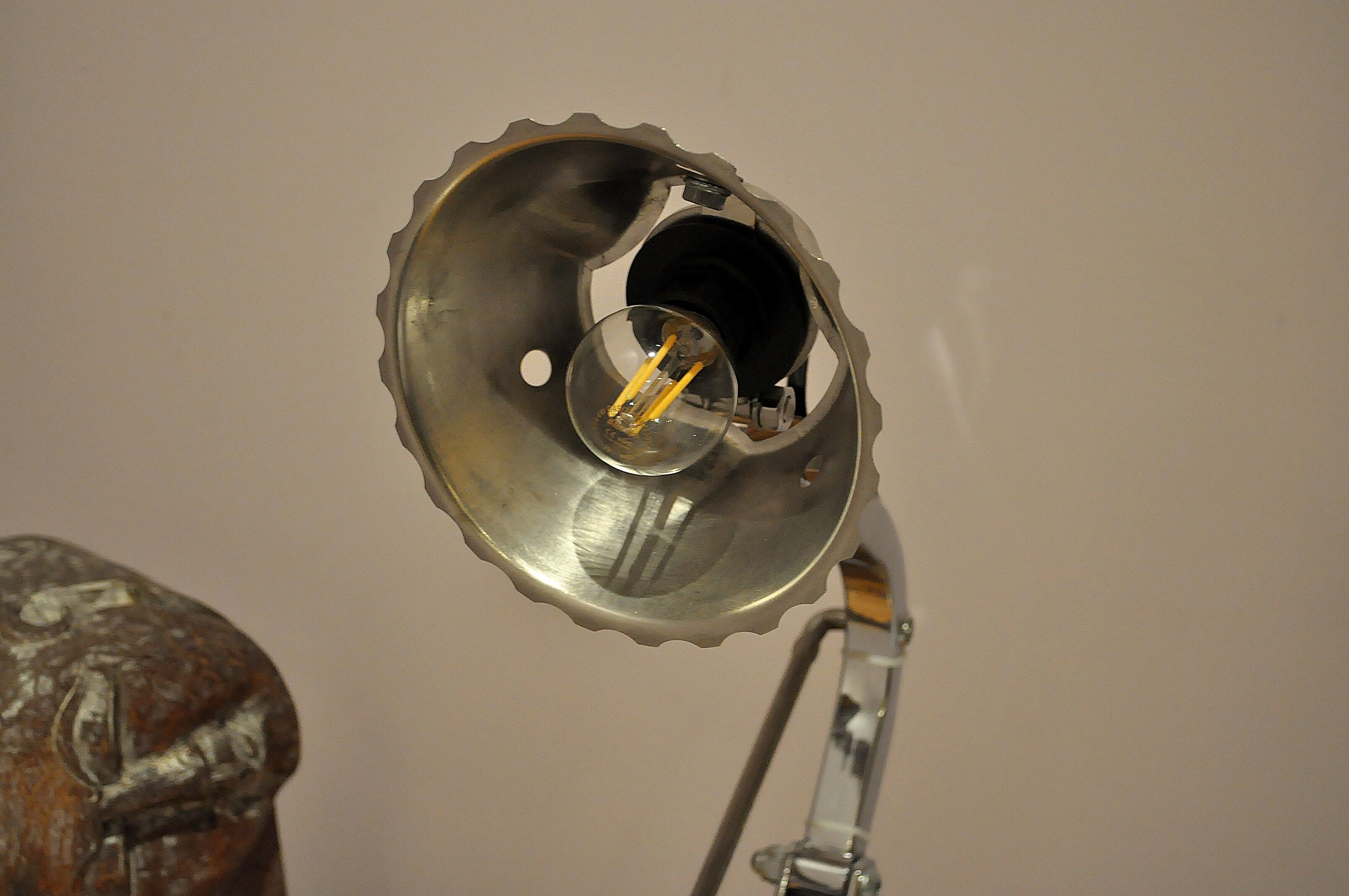 Lampe articulée et pivotante industrielle