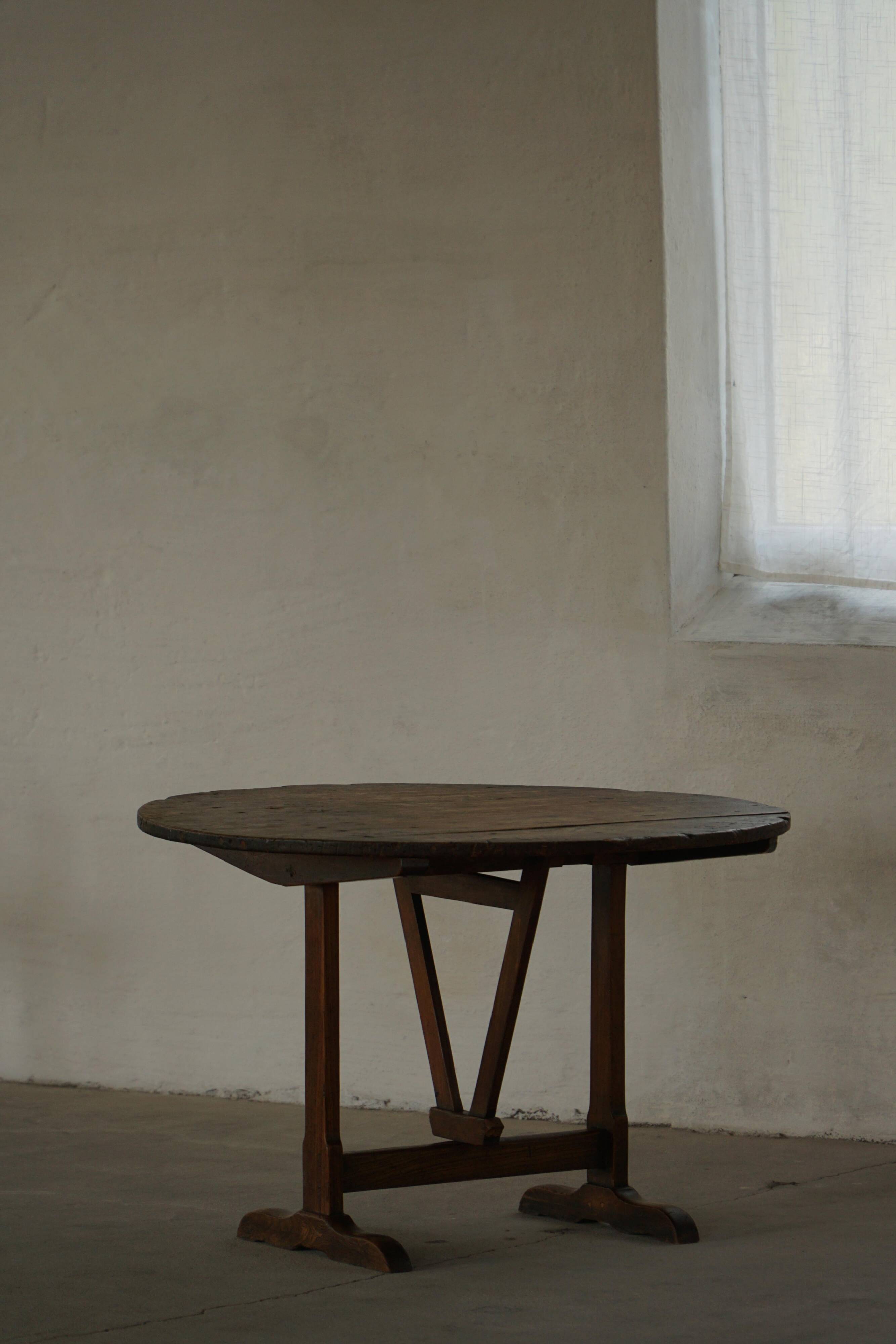 Round table with a tilting top from a 19th-century provincial French winemaker in oak.