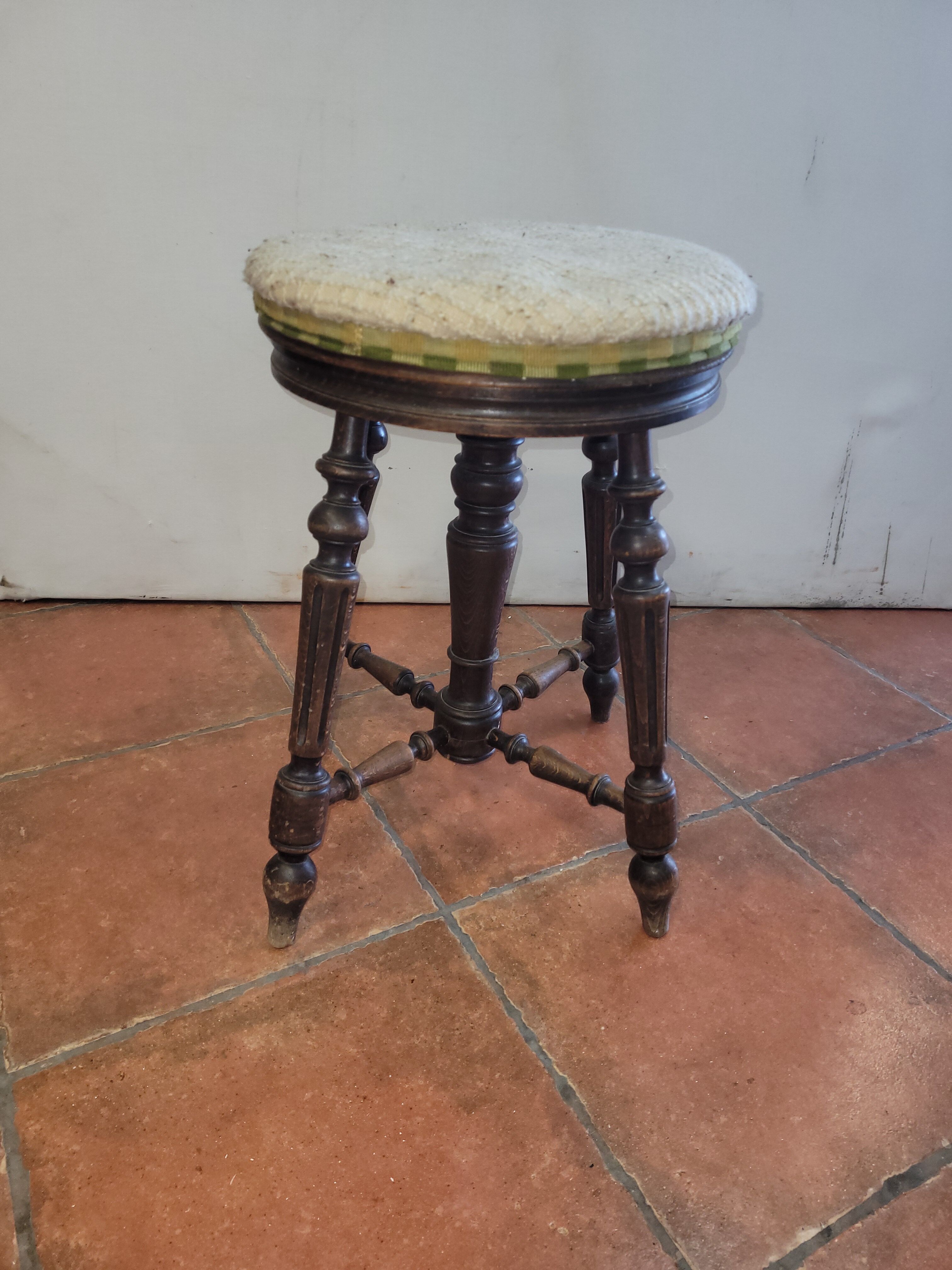 Height-adjustable piano stool