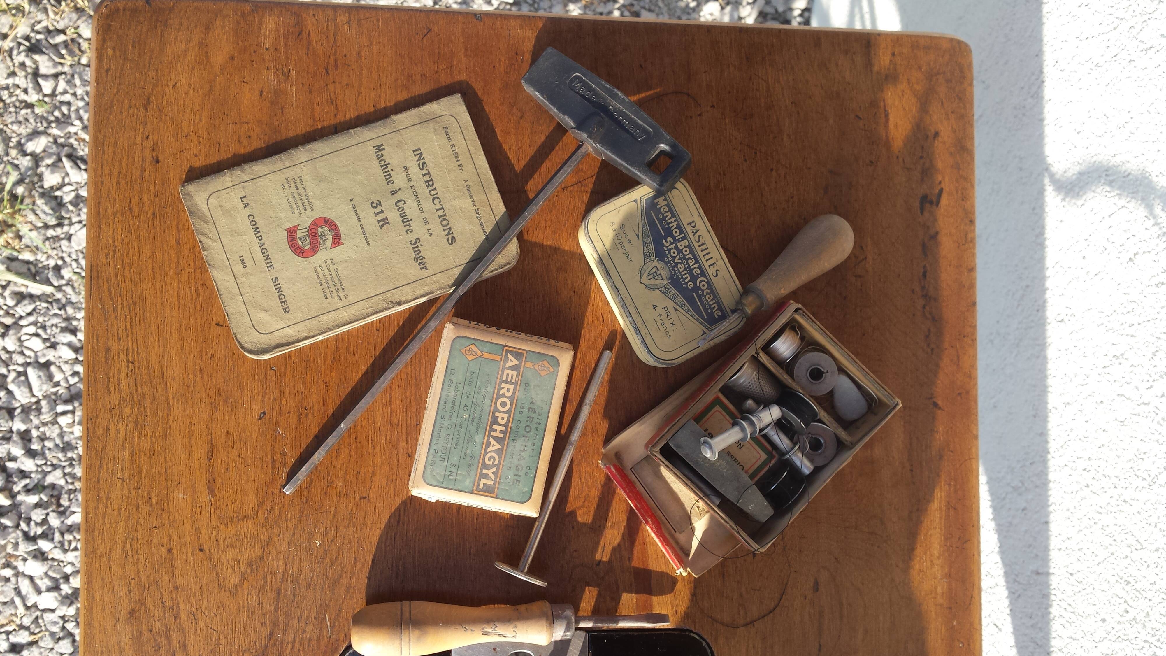 Singer's sewing machine foot console