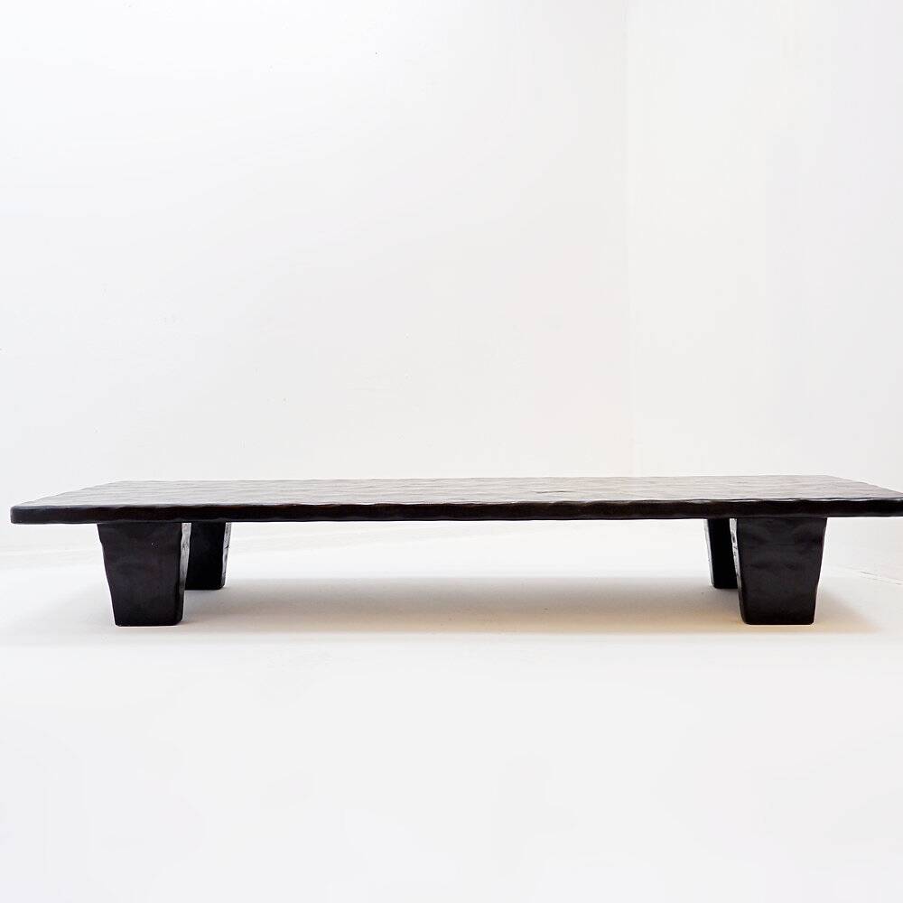 Grande table basse en bois noir martelé - 21th