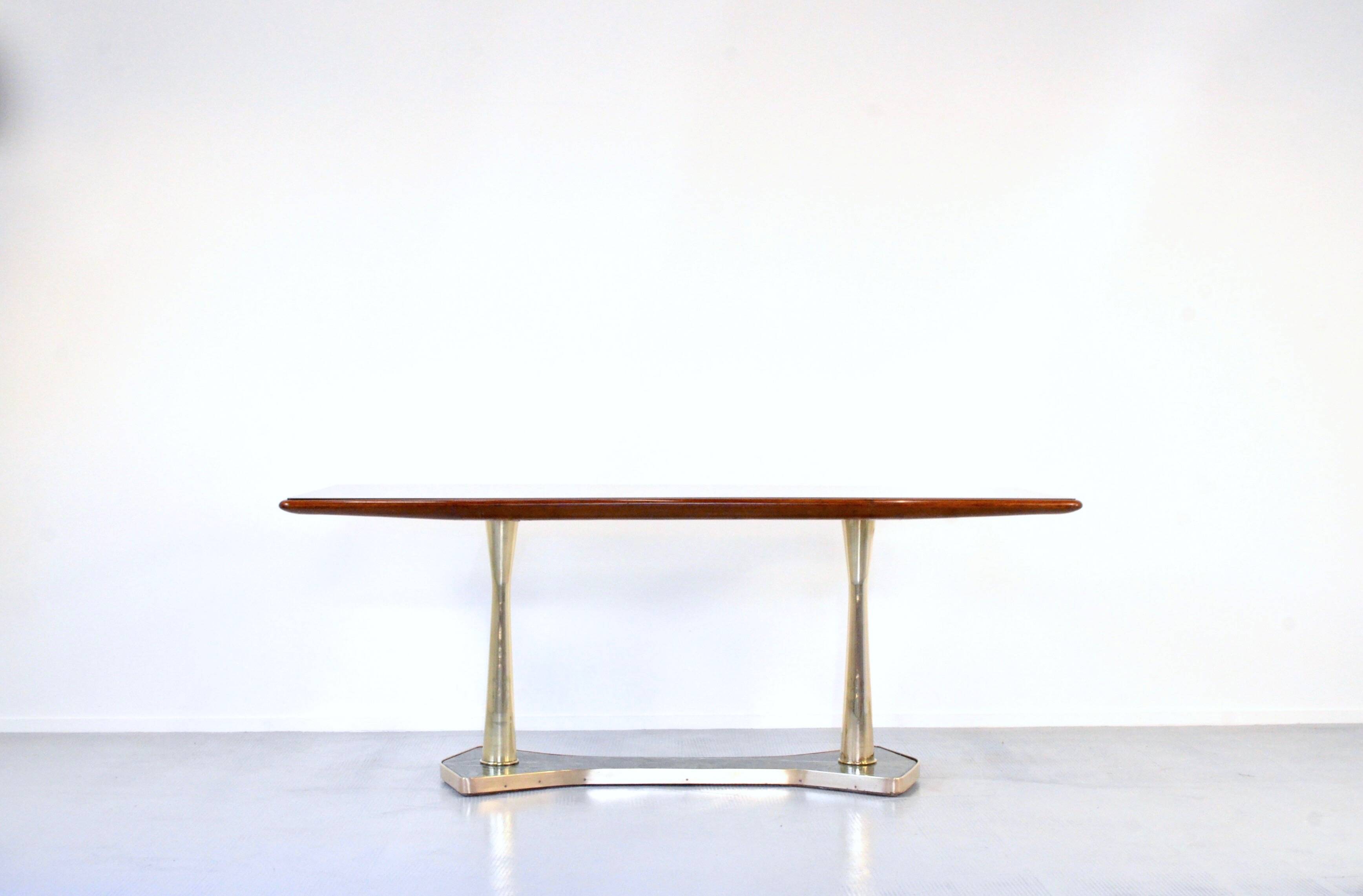 Table à manger italienne du milieu du siècle en acajou, laiton et marbre. Fr