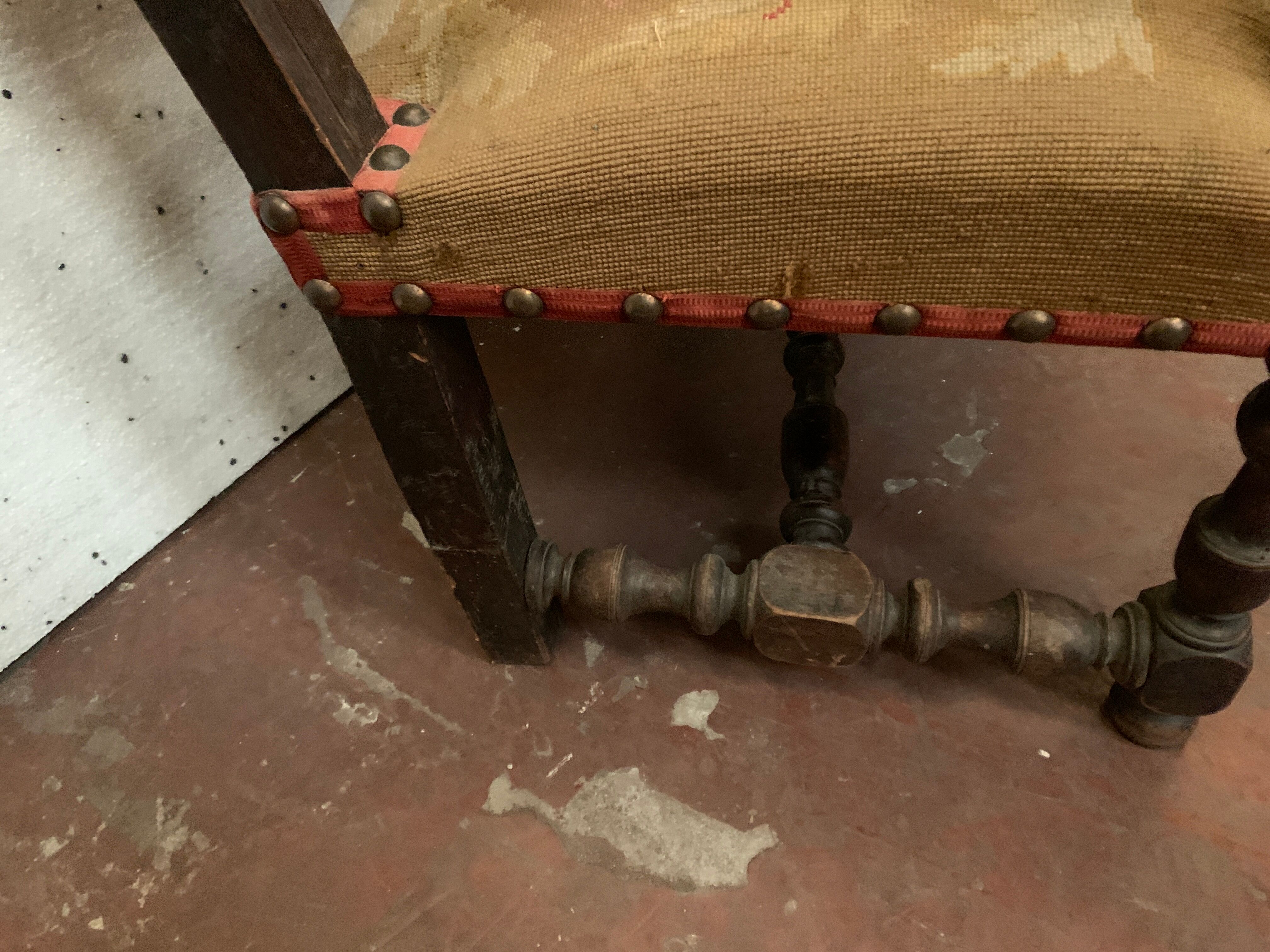 Fauteuil de style louis xiii en noyer massif xx siècle