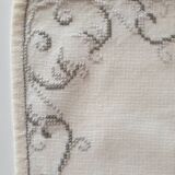 Nappe brodée à la main délicate avec des fleurs, Roumanie