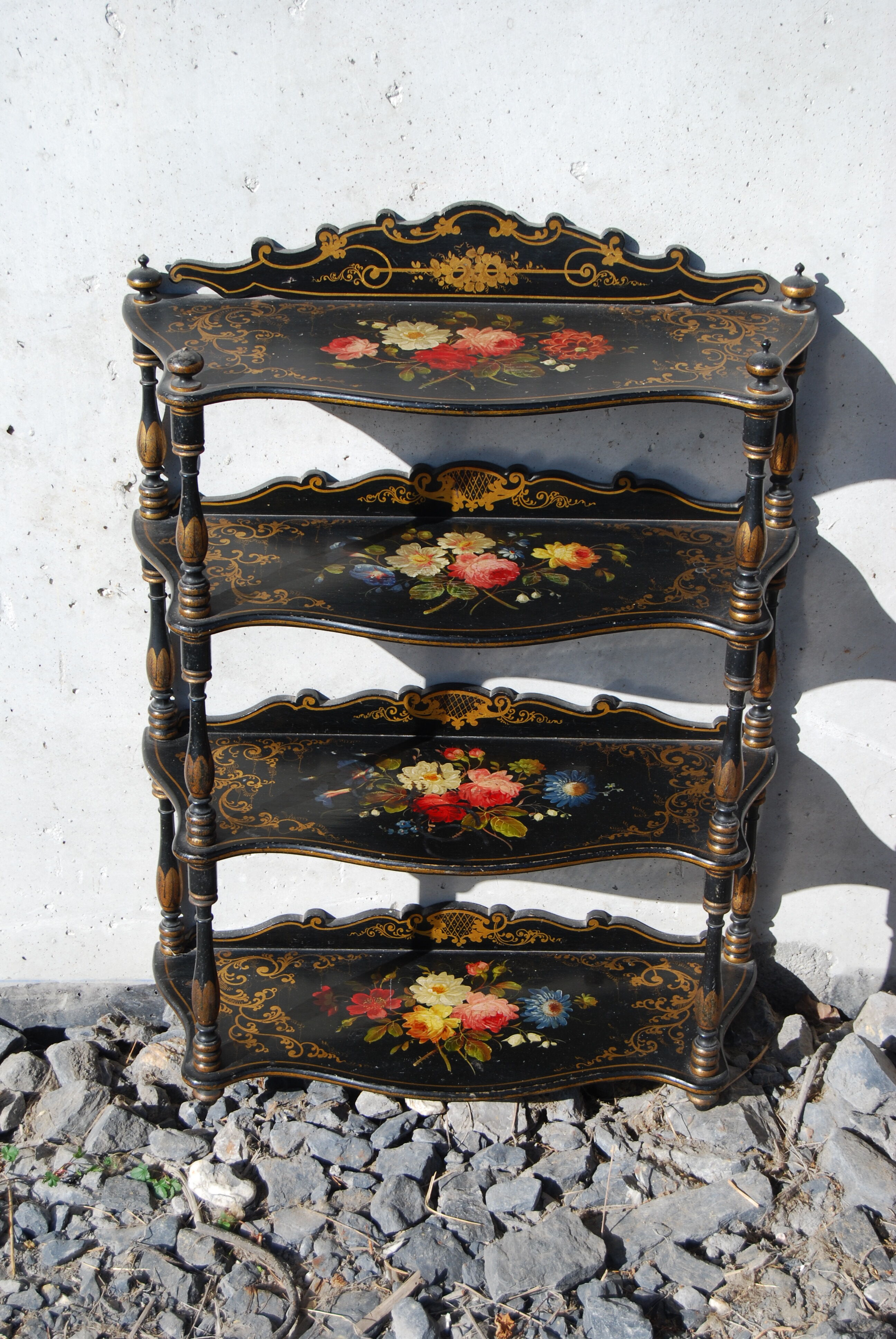 Étagère murale Napoléon III en bois noirci à décor de fleurs.