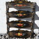 Étagère murale Napoléon III en bois noirci à décor de fleurs.