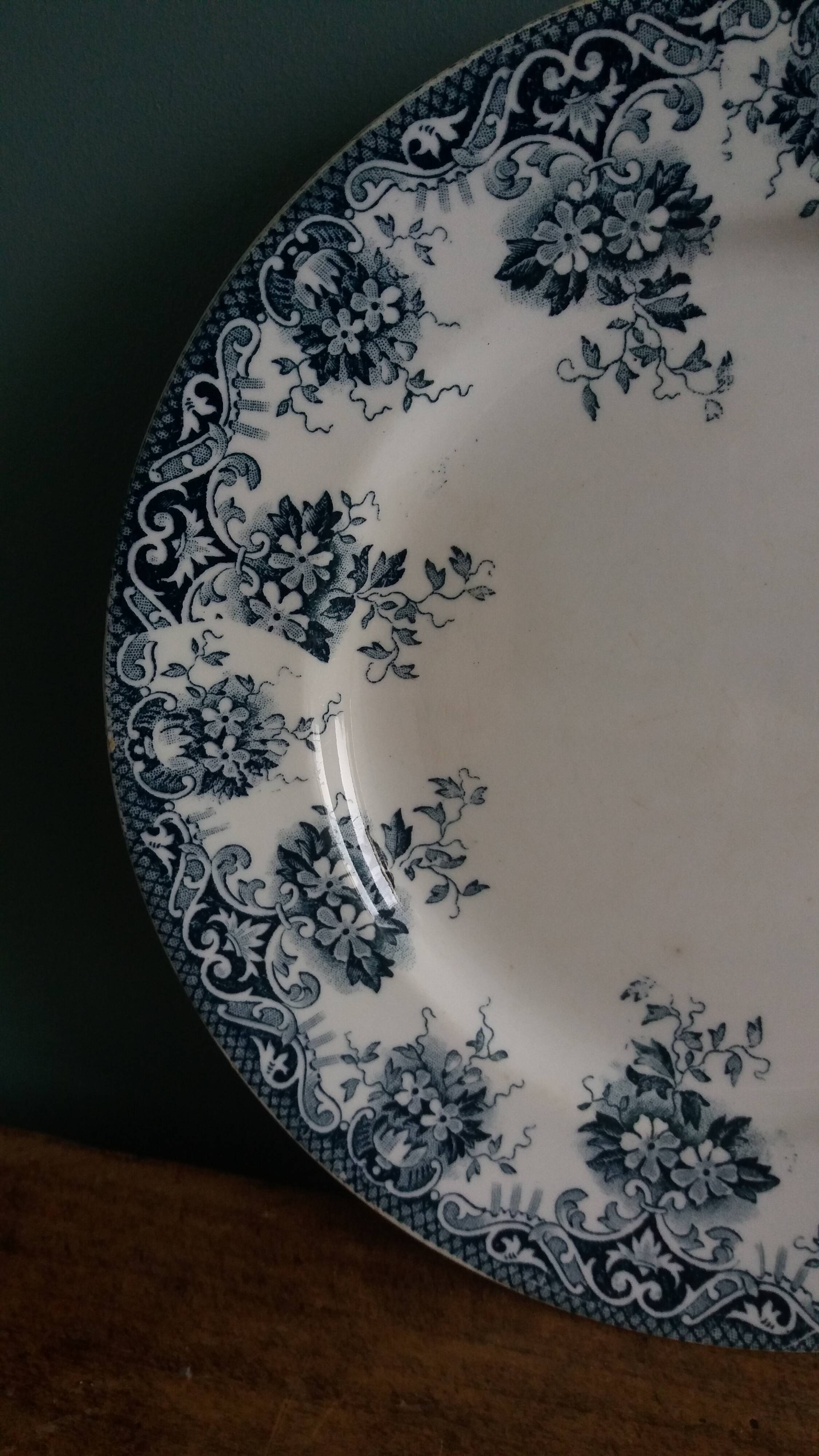 Flat plate from Saint-Amand and Hamage with Spring decoration.