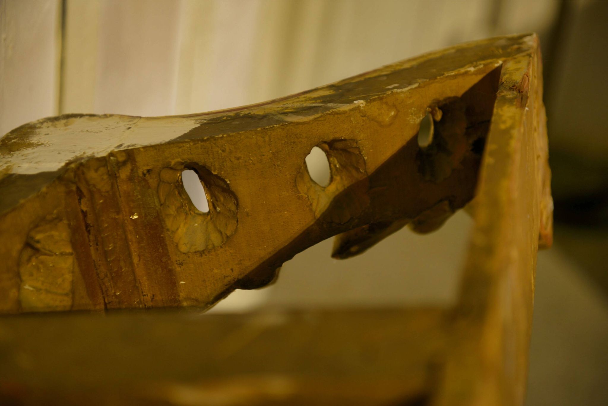 Golden wood and marble console, 19th century.