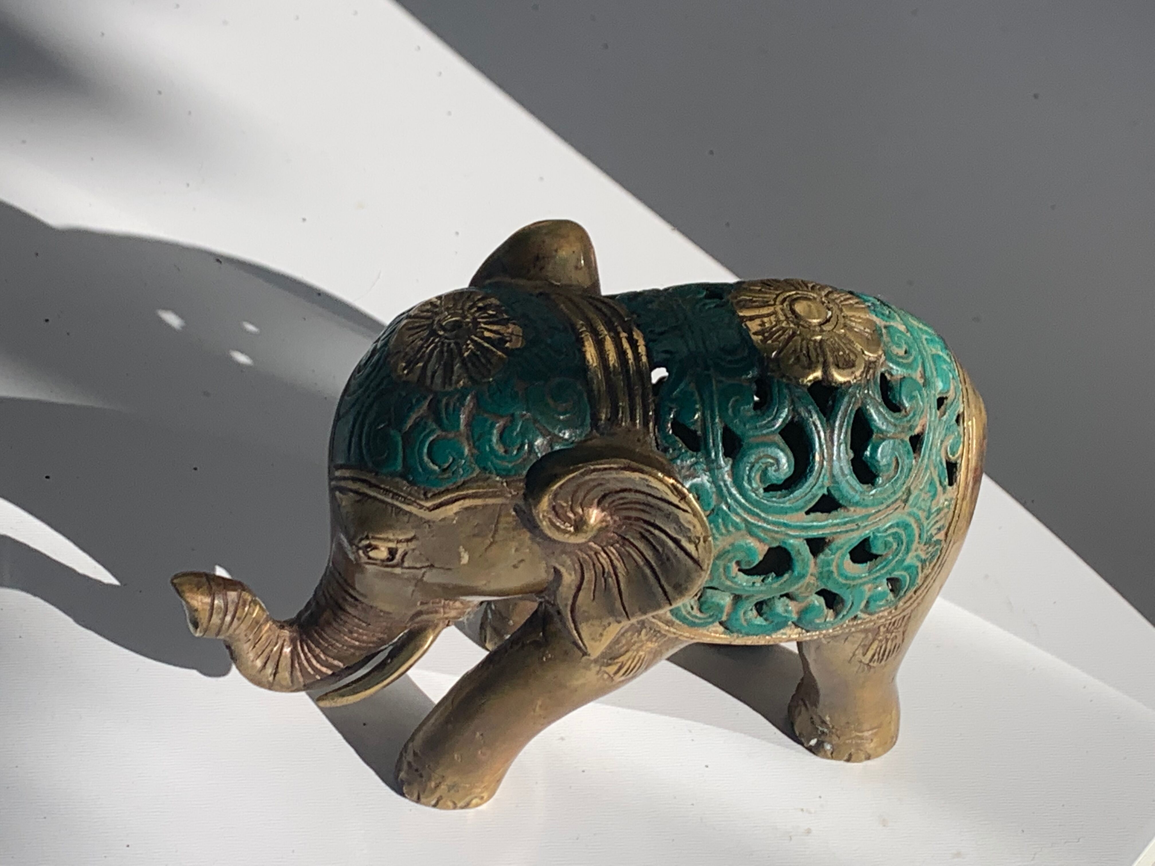 Éléphant en laiton doré et patine verte vintage
