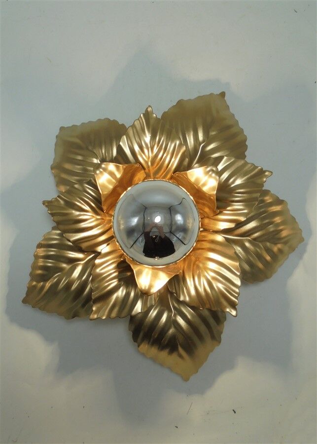 Golden flower wall lamp