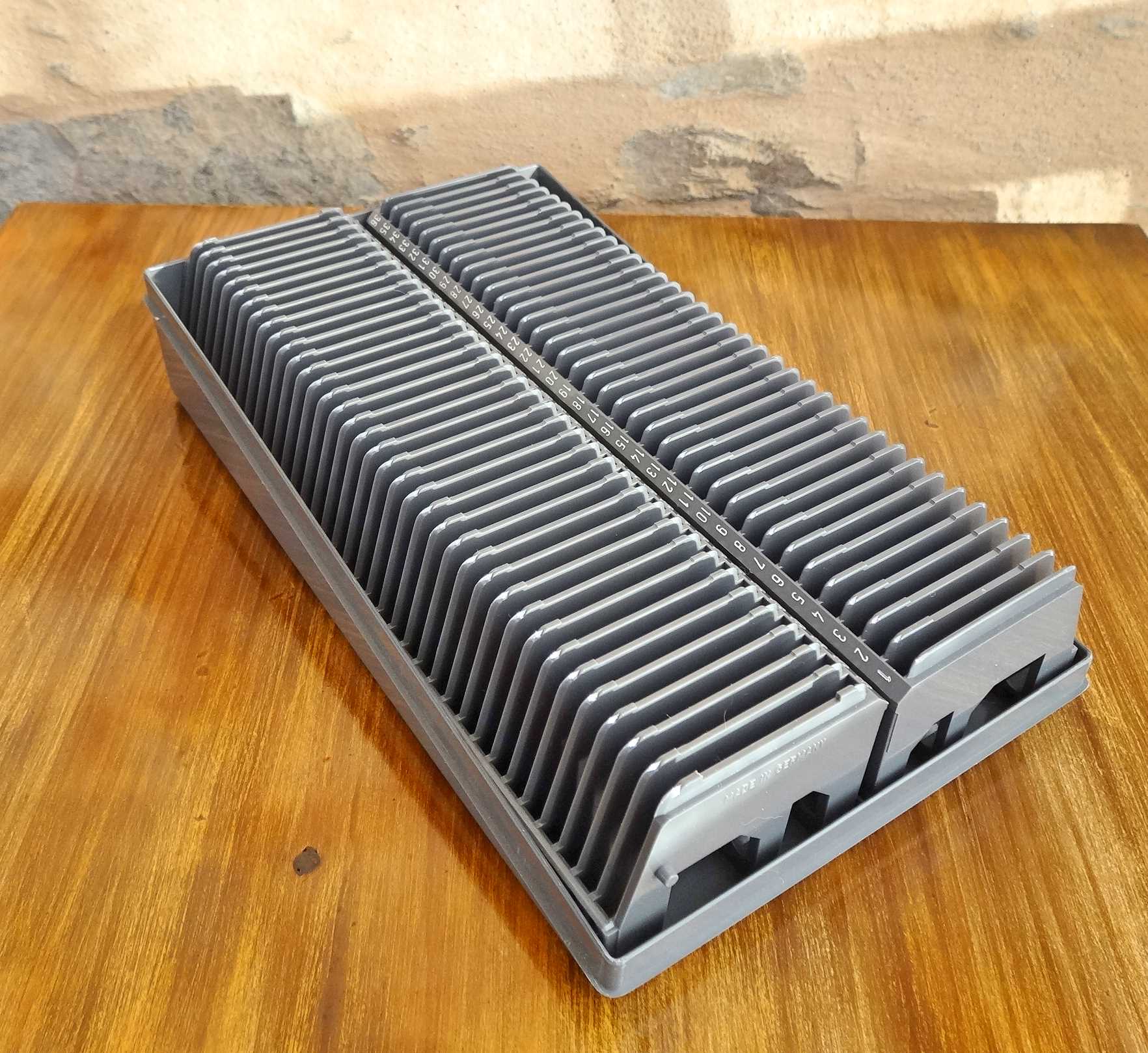 Voigtländer VP135 AF slide projector with manual and two magazines