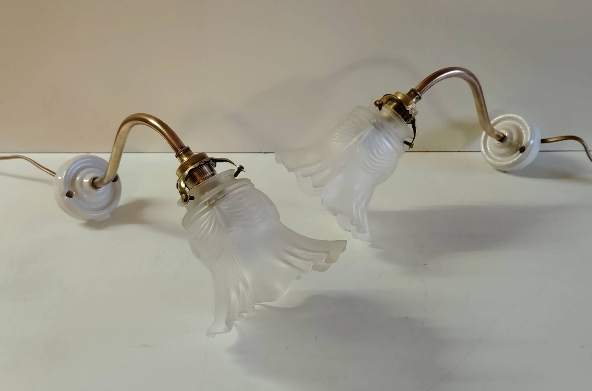 Swan neck wall lights in porcelain, brass and glass - mid 20th century.