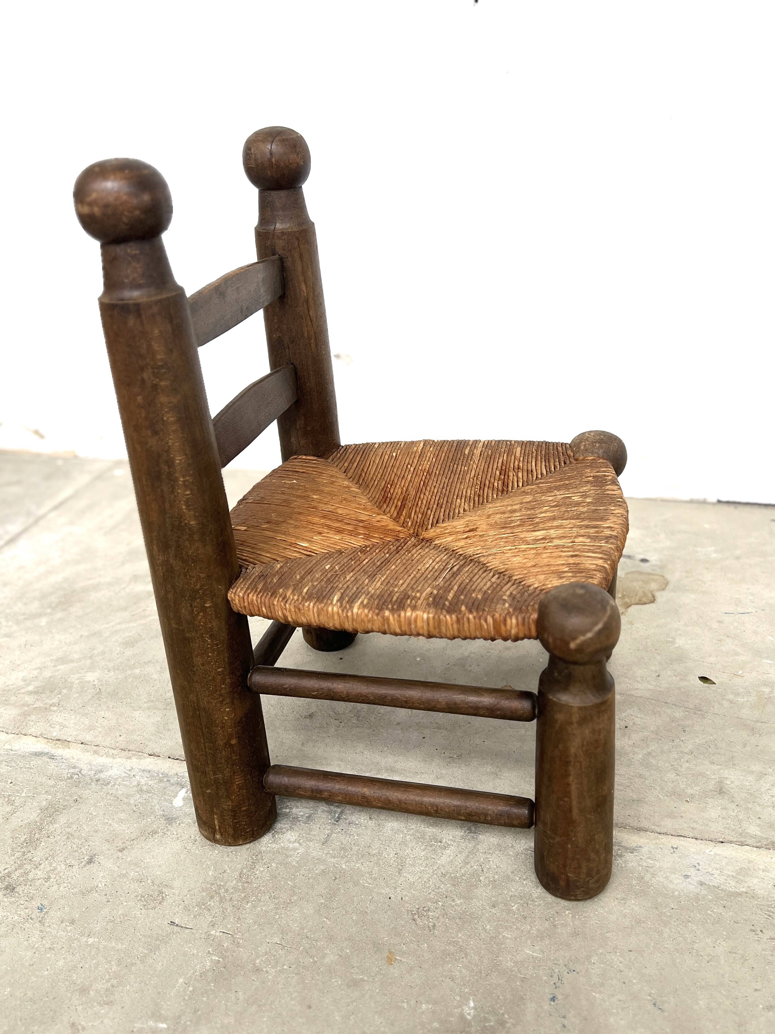 Brutalist chair in wood and straw