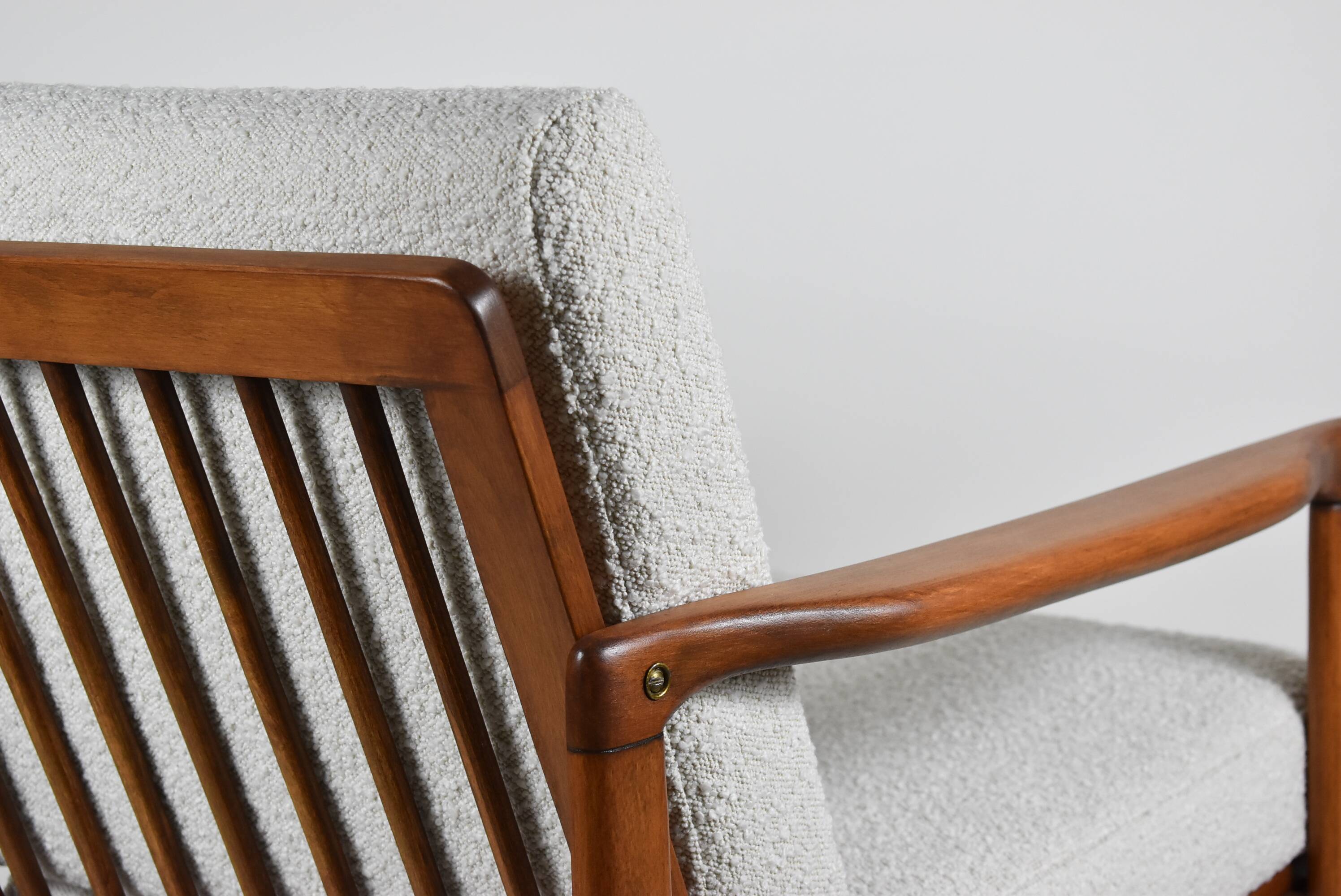 Fauteuil bouclé original, vintage, restauré, blanc, teck