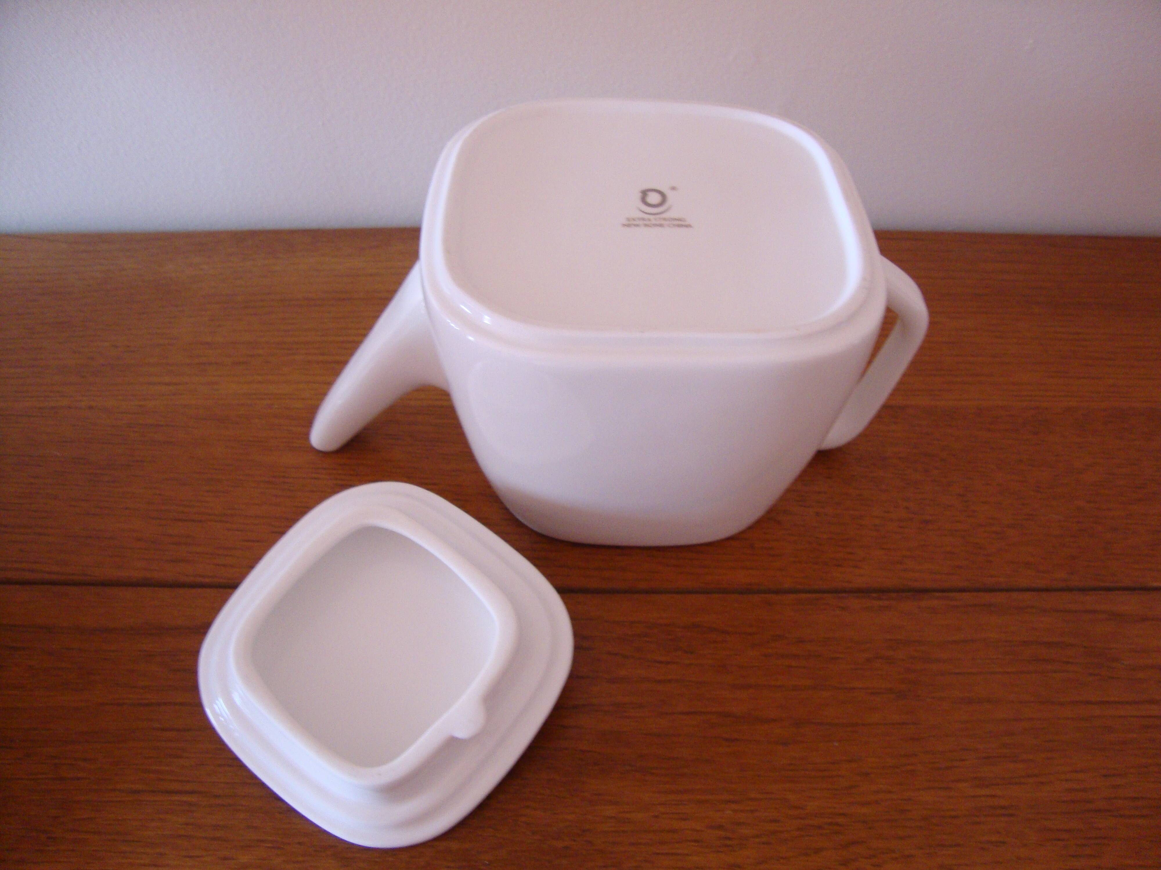 Vintage thiéière in white Chinese porcelain