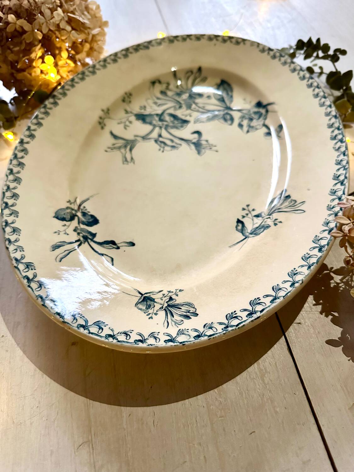 Oval dish, honeysuckle model