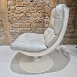 Fauteuil pivotant en cuir patiné gris