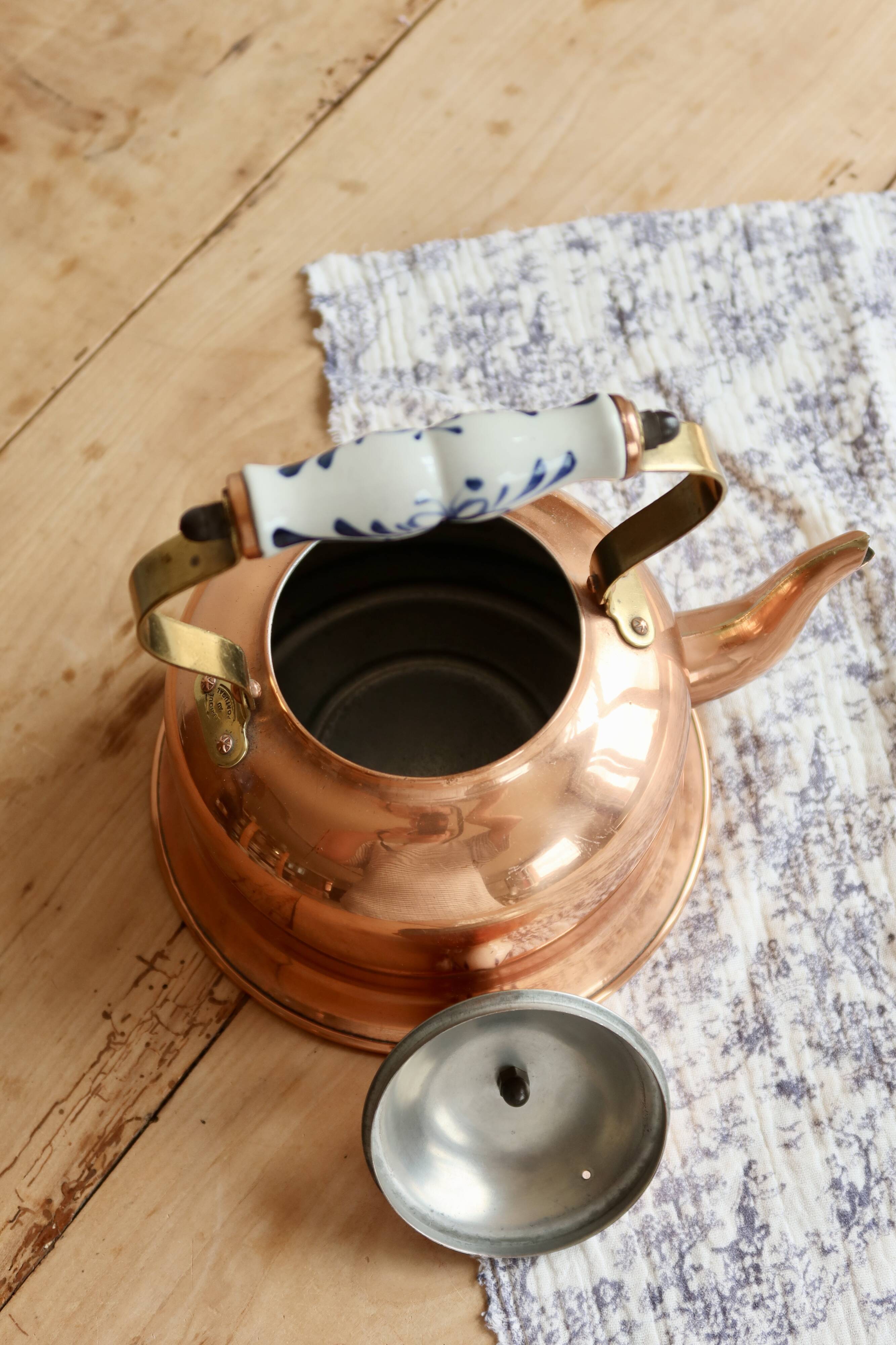 Vintage kettle in copper and ceramic
