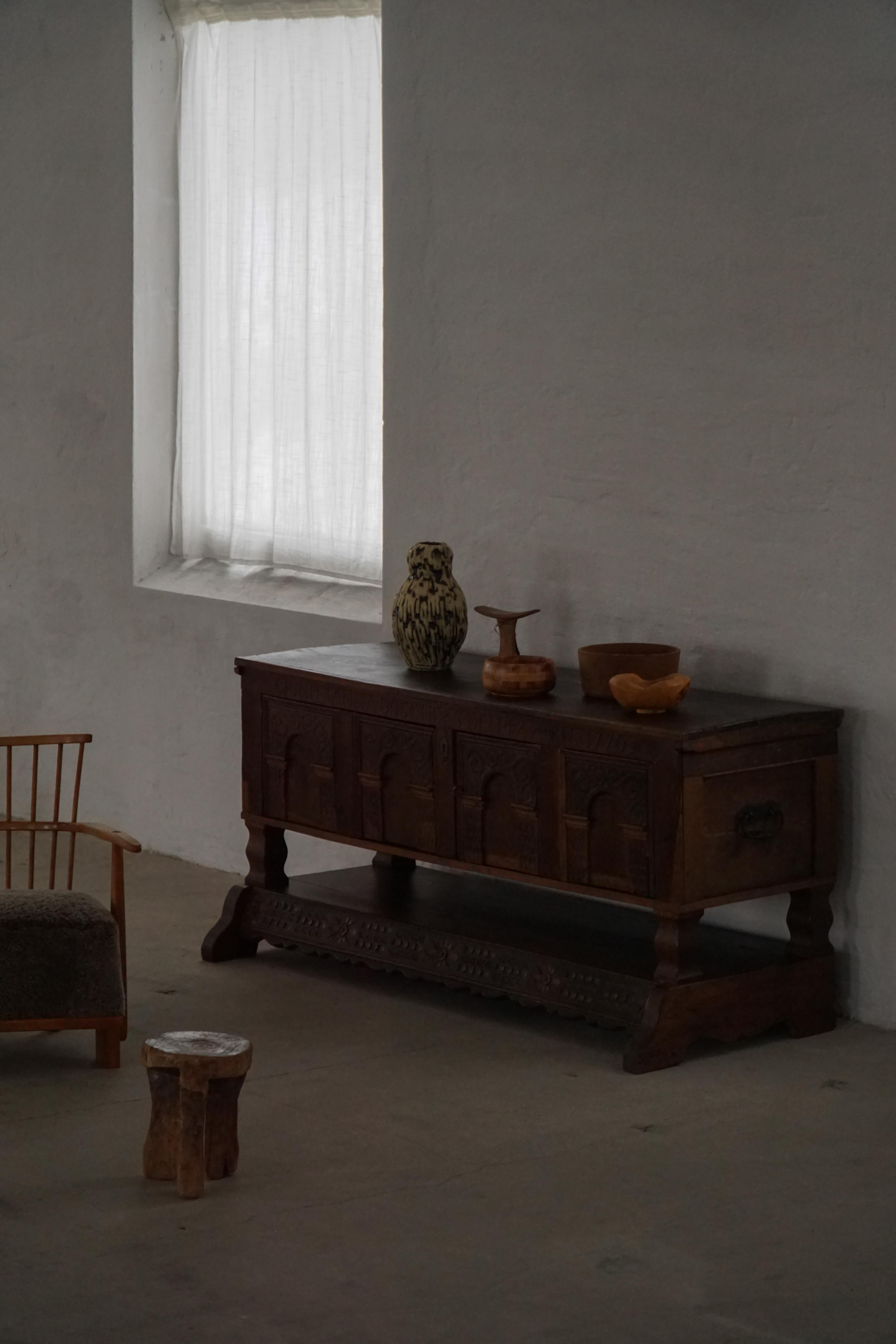 Danish baroque oak buffet from the early 18th century, carved details, 1700-1750.