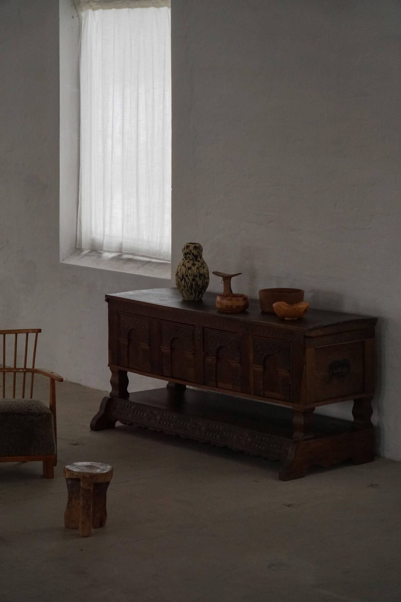 Danish baroque oak buffet from the early 18th century, carved details, 1700-1750.