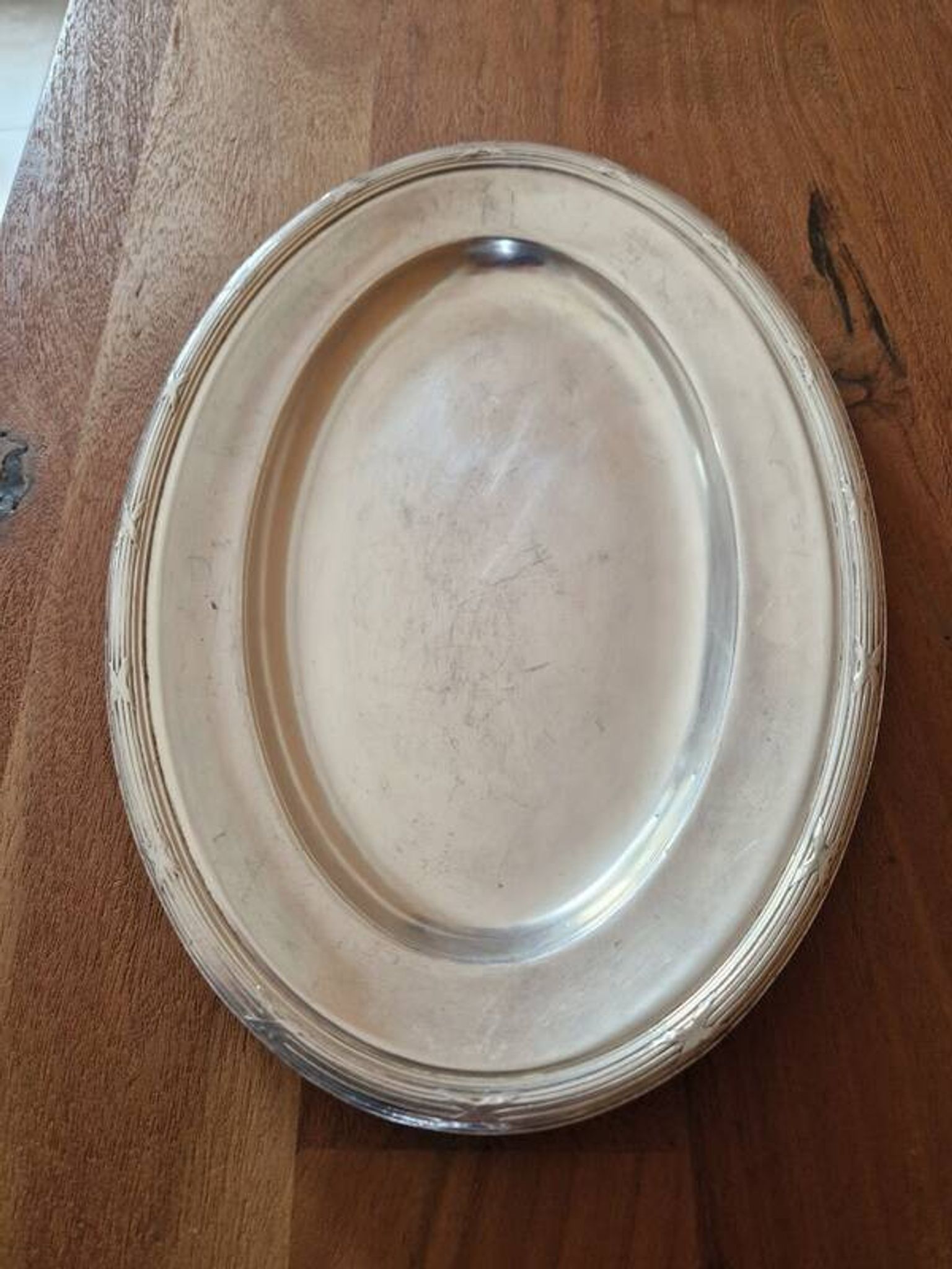 Christofle - Plat ovale de service modèle Rubans croisés en métal argenté