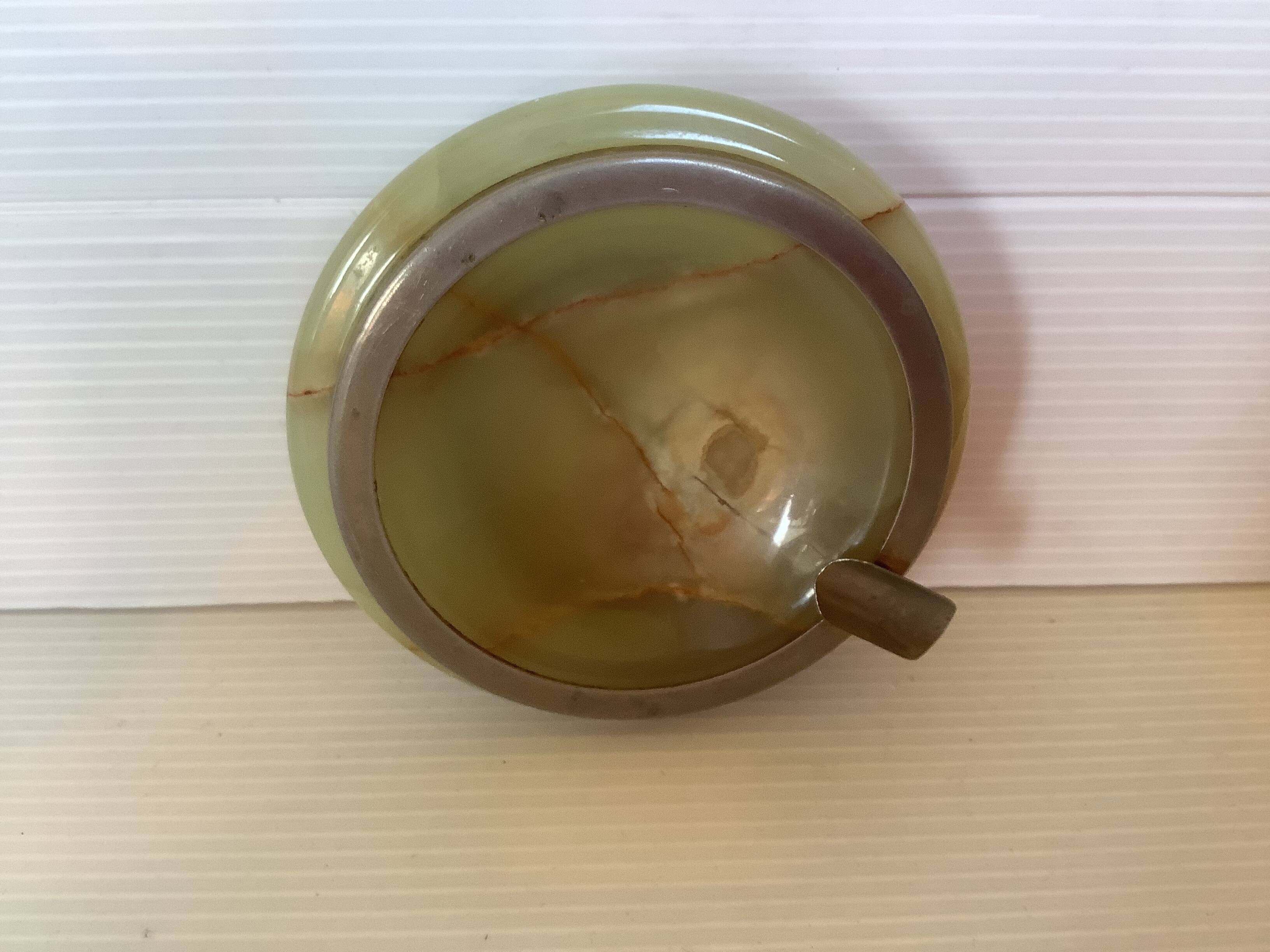 Tripod individual ashtray in onyx