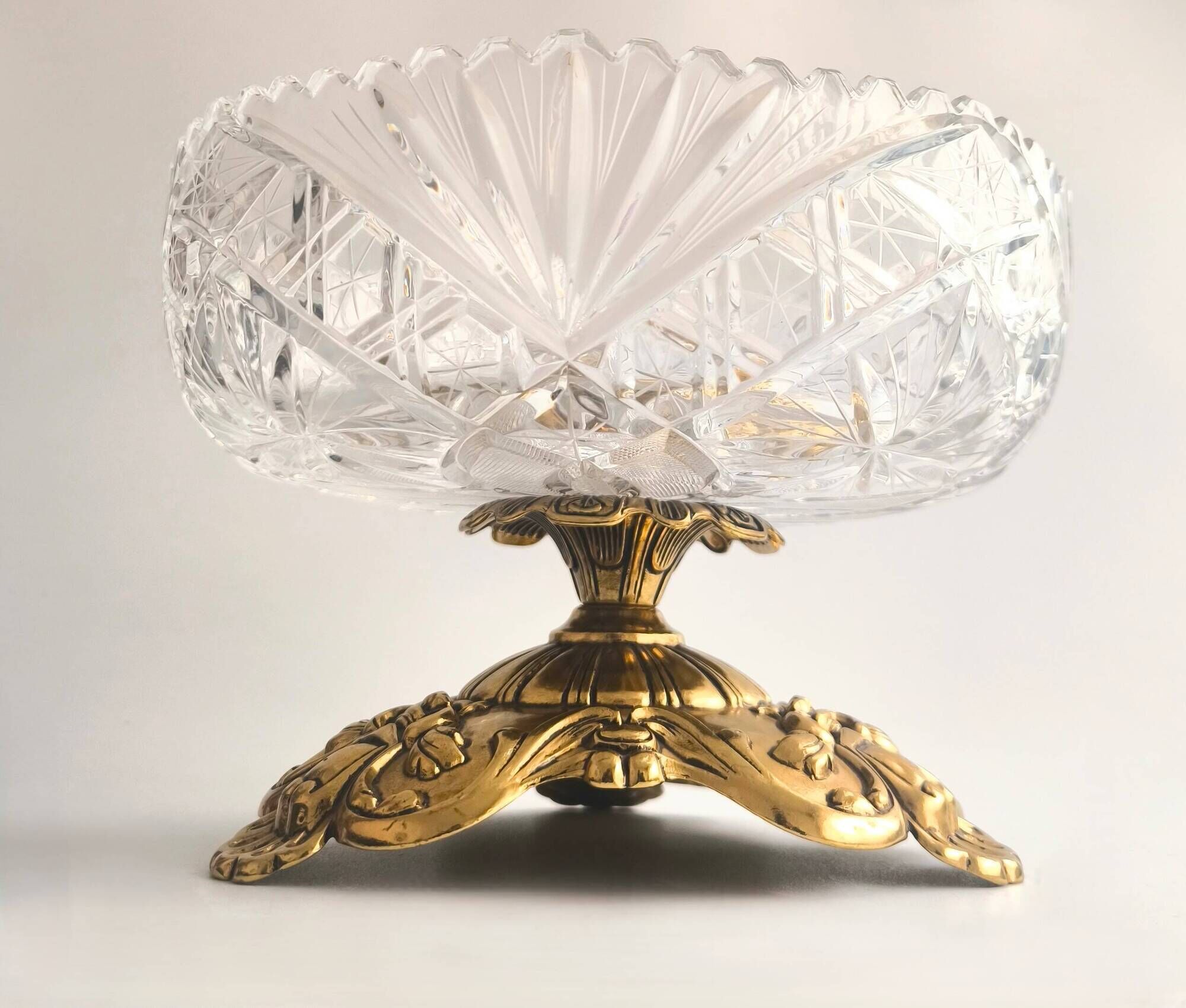 French Art Deco late centrepiece, carved crystal and bronze, 1950s.
