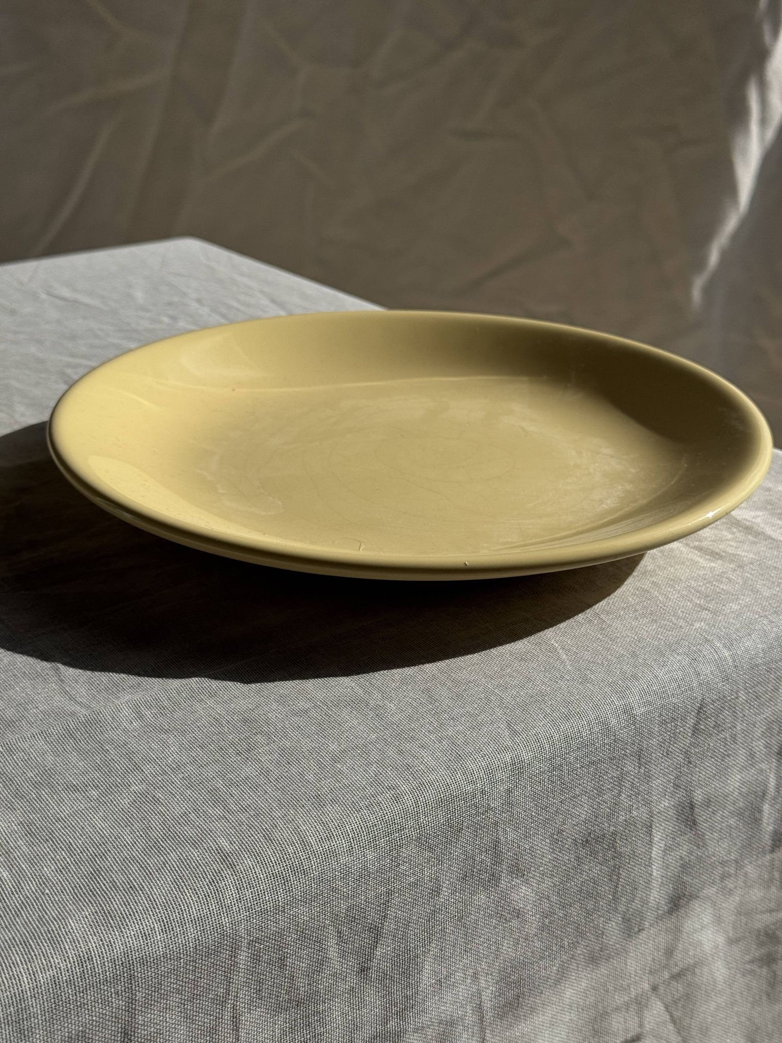 Lot de 2 grandes assiettes jaunes sans marque D25,5