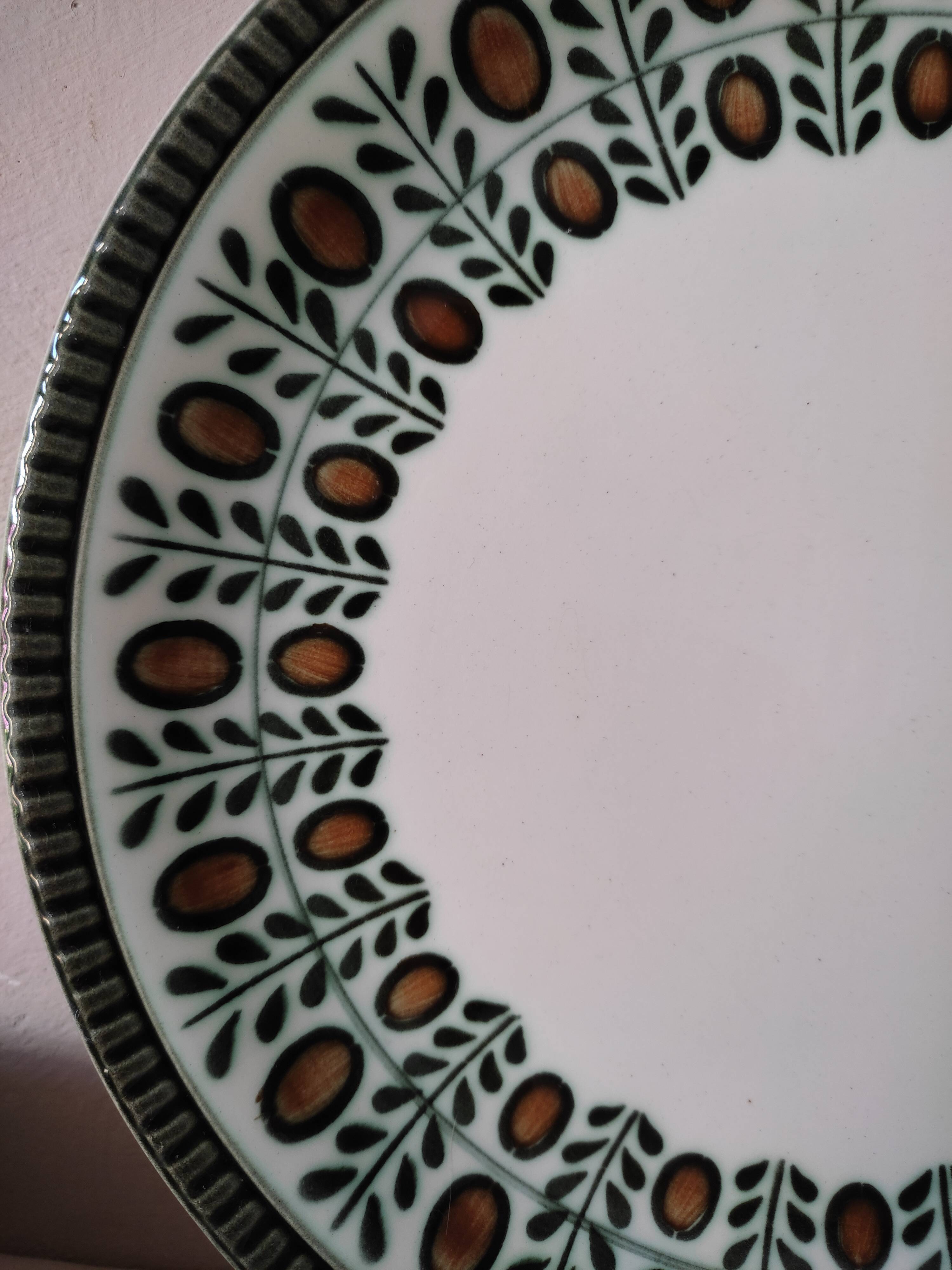 Round dish Boch model nuts