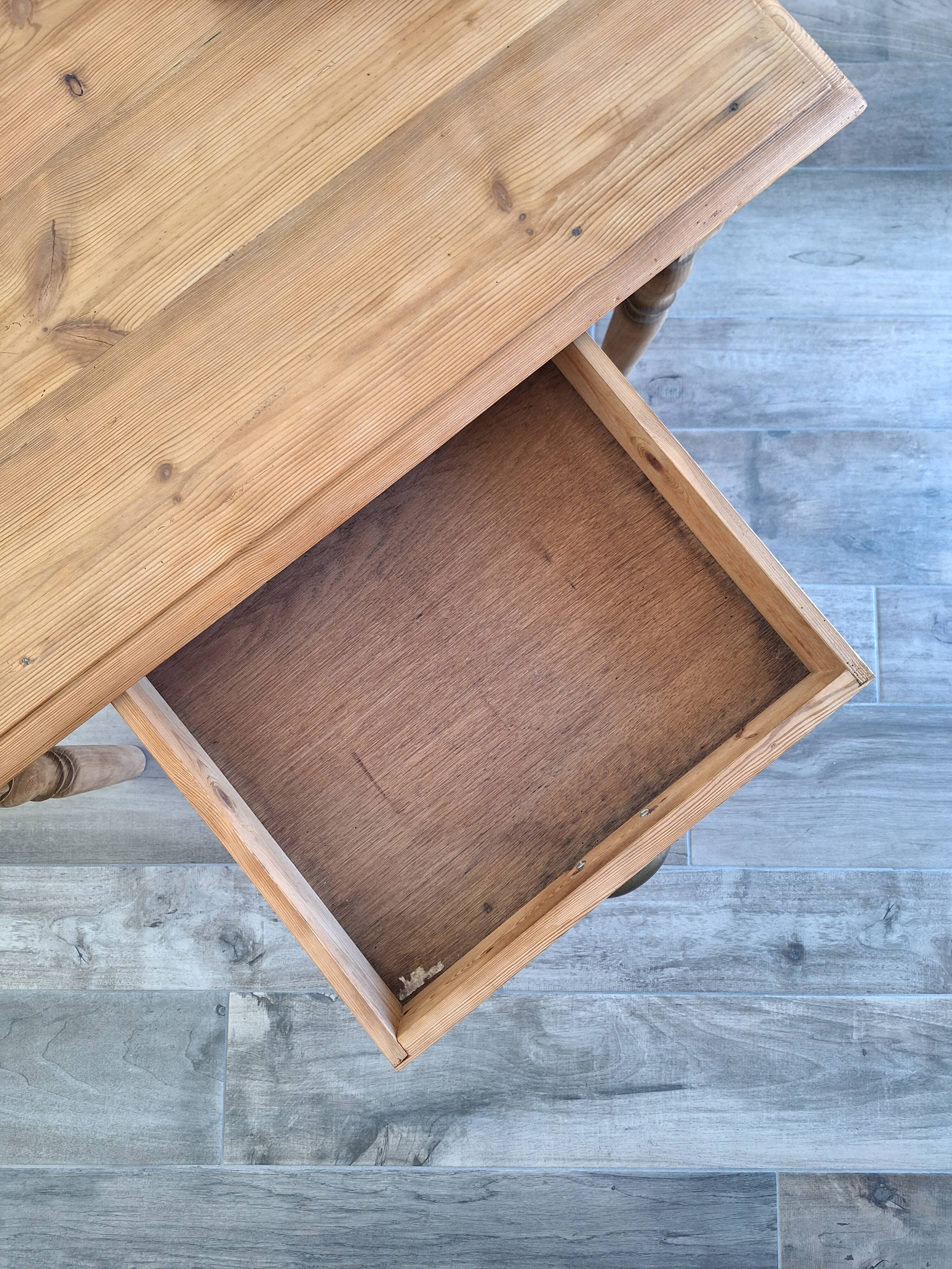 Farmhouse coffee table in solid wood, country style.