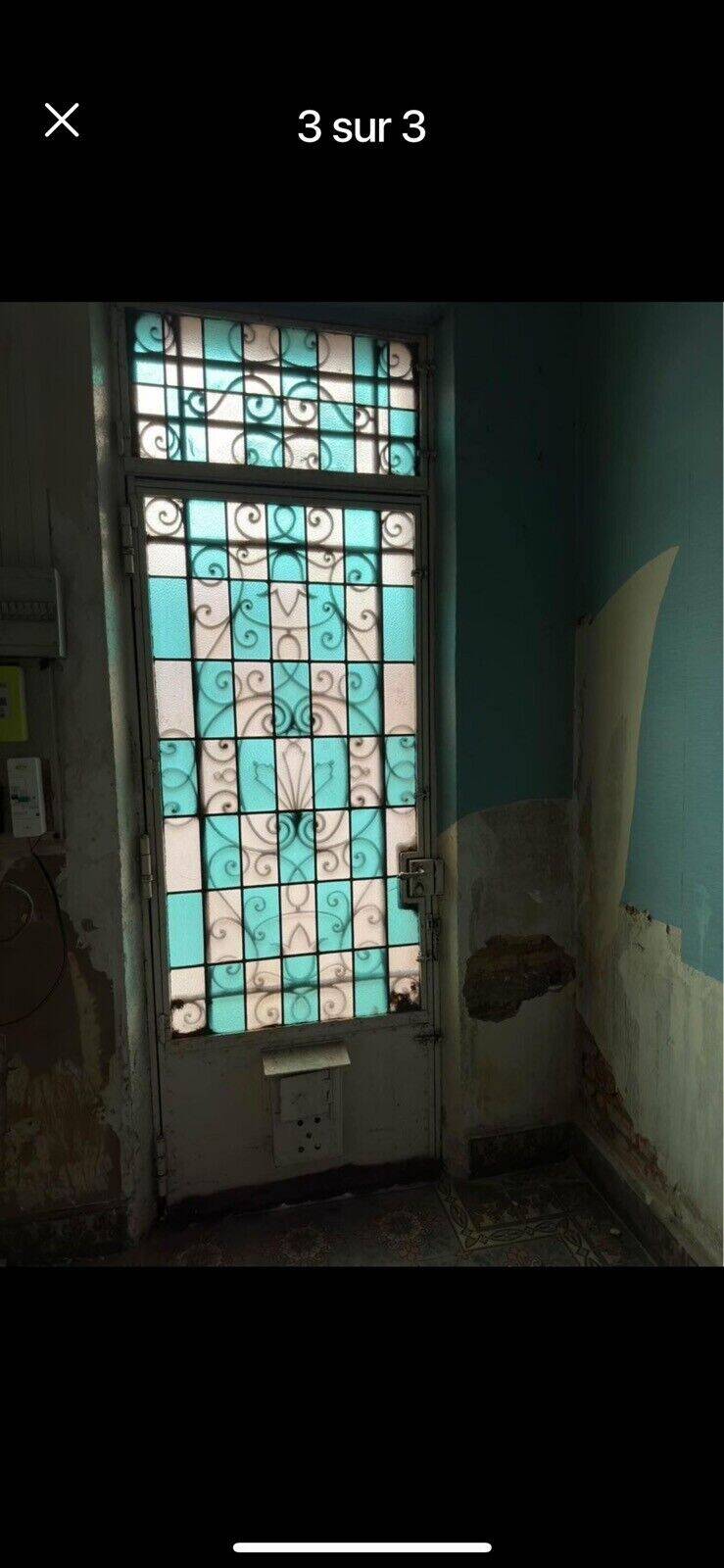 porte d'entrée en fer forgé avec des vitraux