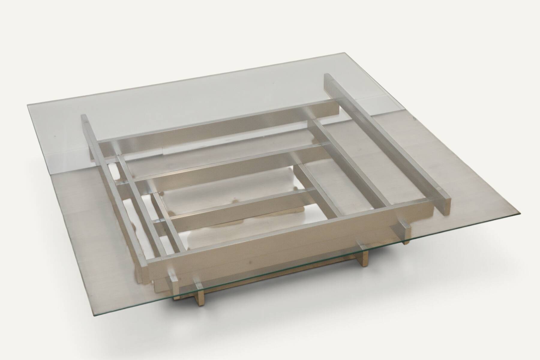 Table basse sculpturale en aluminium brossé et verre – années 1970
