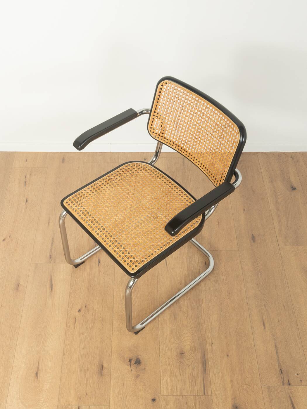 Thonet | Chaise cantilever de Marcel Breuer, époque Bauhaus, chrome, cannage de Vienne, bois noir, accoudoirs