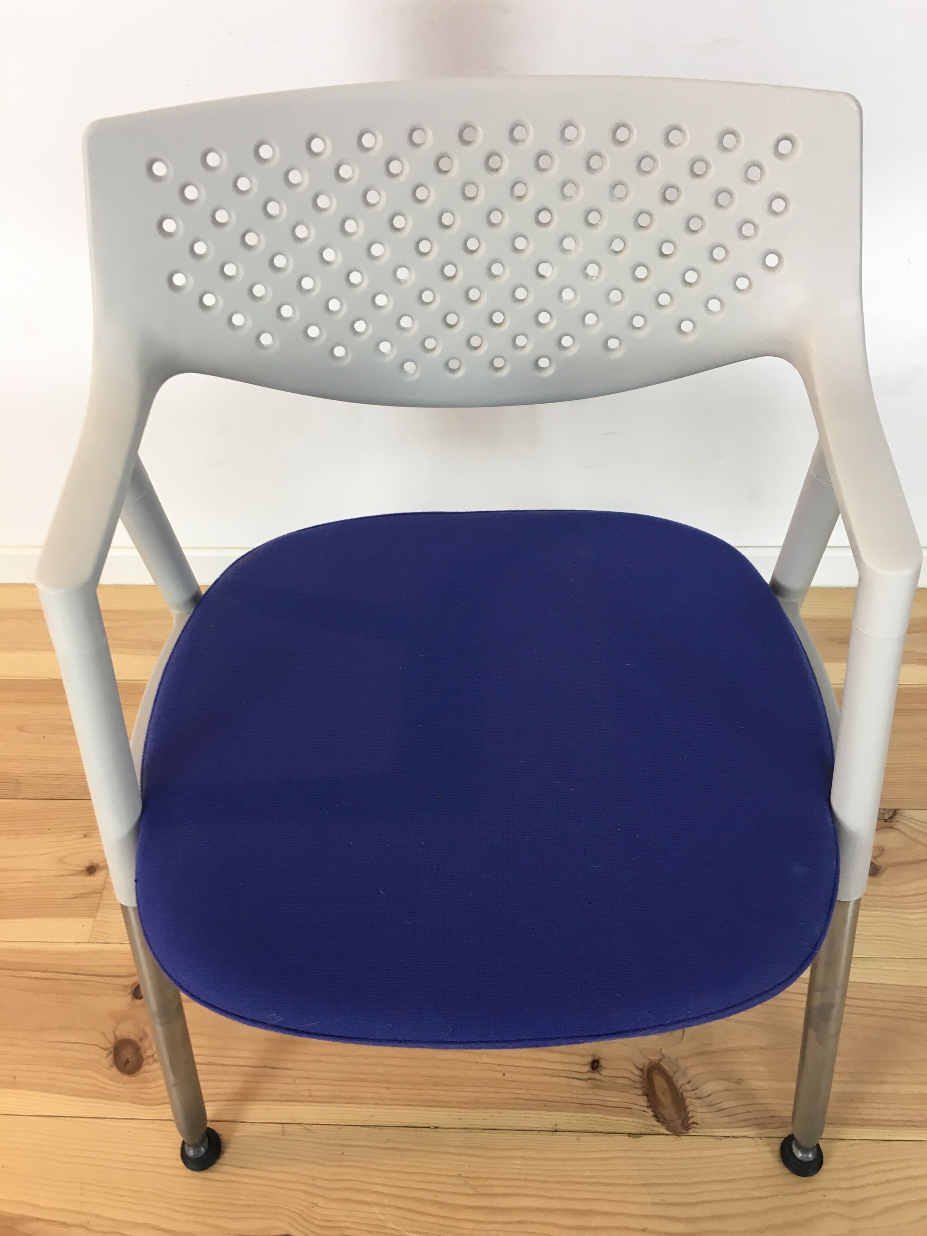 Chaise Vitra blanche et bleue