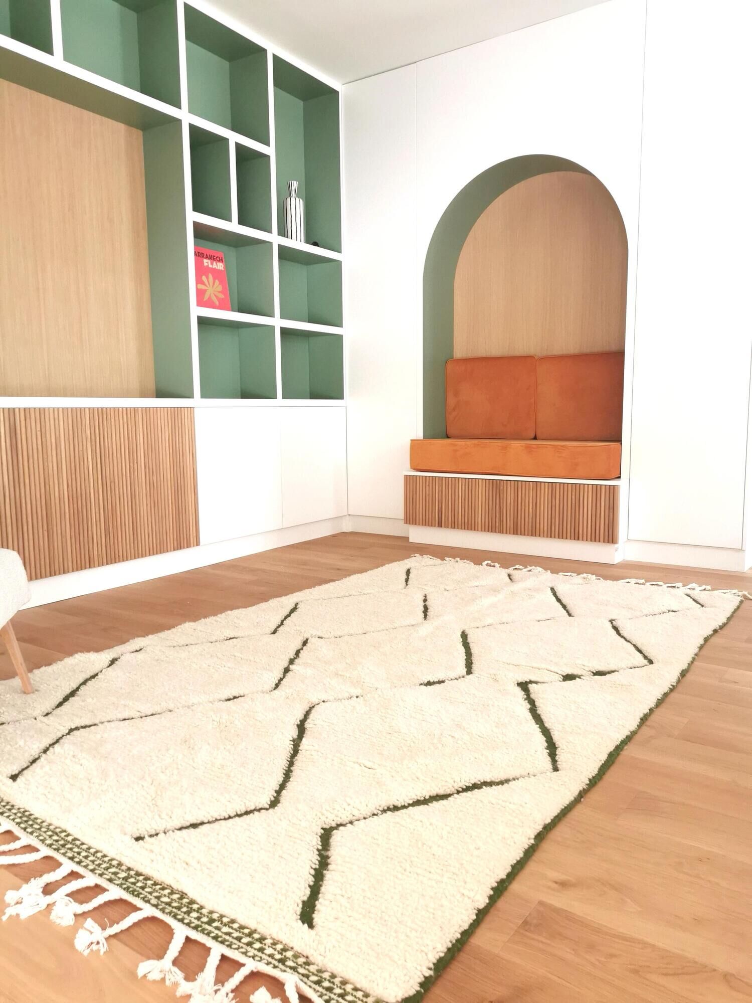 Magnificent Berber carpet Béni Ouarain green and white with diamonds and braided border