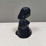 Figure de dame en faïence à glaçure bleue brillante
